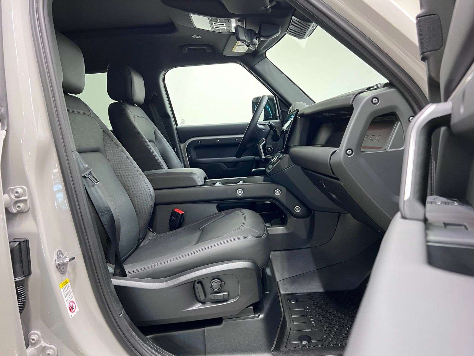 2026 Land Rover Defender 110 P400 X-DYNAMIC SE alt 5