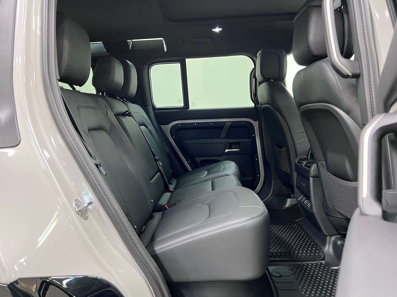 2026 Land Rover Defender 110 P400 X-DYNAMIC SE thumb 23