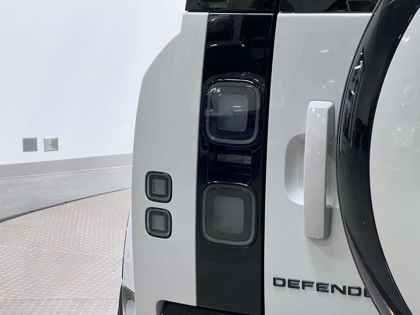 2026 Land Rover Defender 110 P400 X-DYNAMIC SE thumb 13