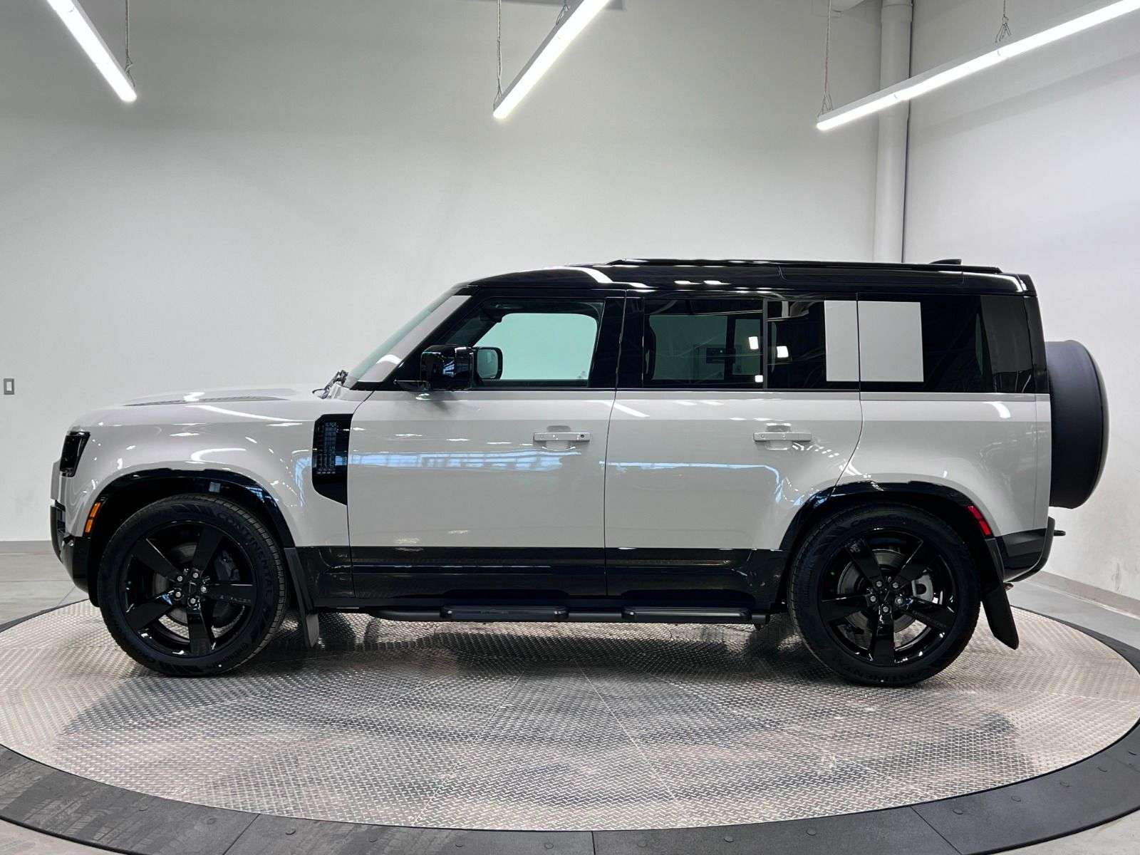 2026 Land Rover Defender 110 P400 X-DYNAMIC SE alt 2