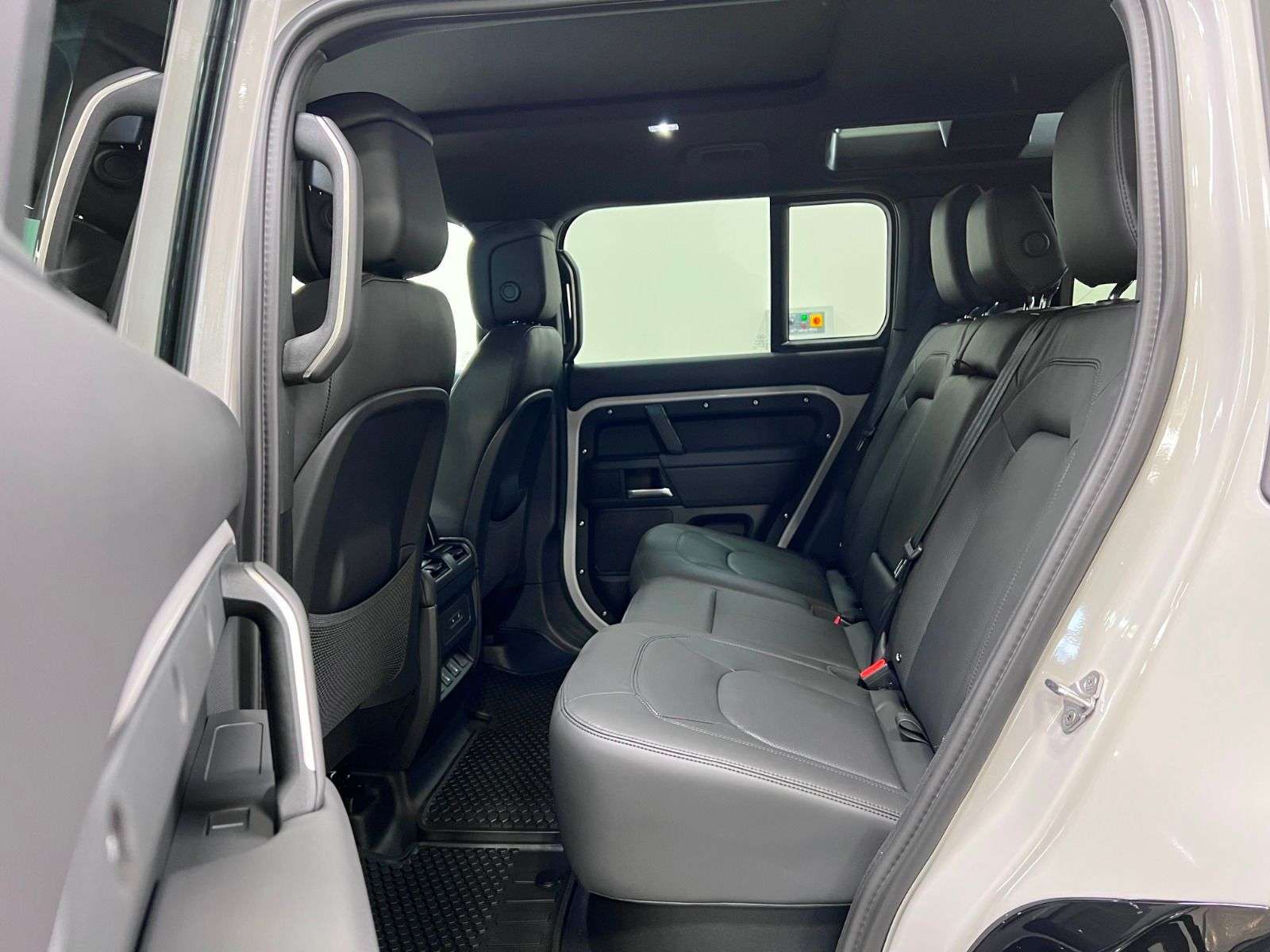 2026 Land Rover Defender 110 P400 X-DYNAMIC SE thumb 24