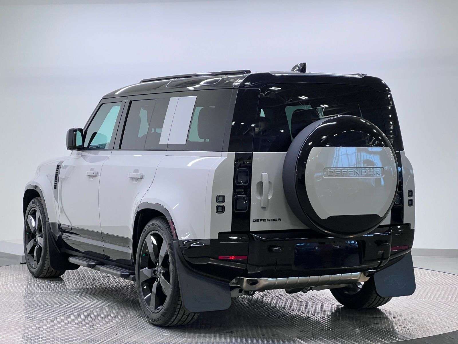 2026 Land Rover Defender 110 P400 X-DYNAMIC SE alt 3