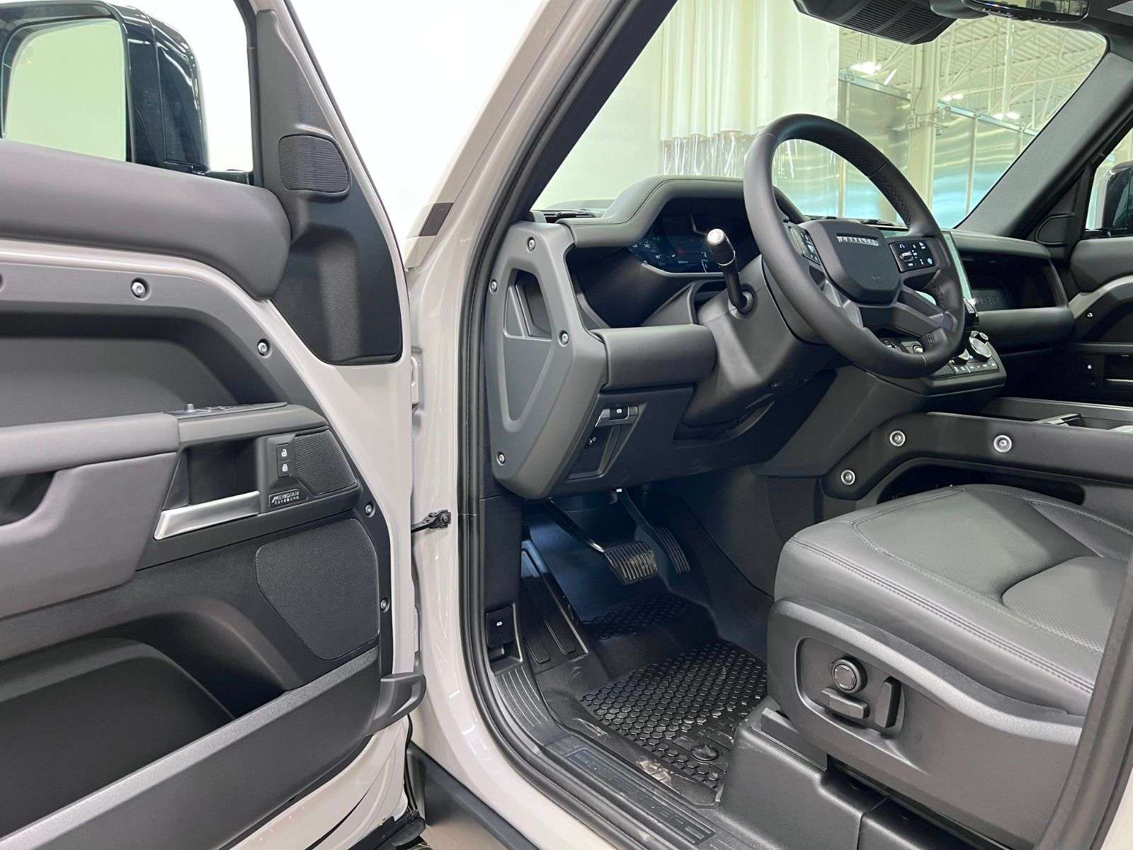 2026 Land Rover Defender 110 P400 X-DYNAMIC SE alt 4