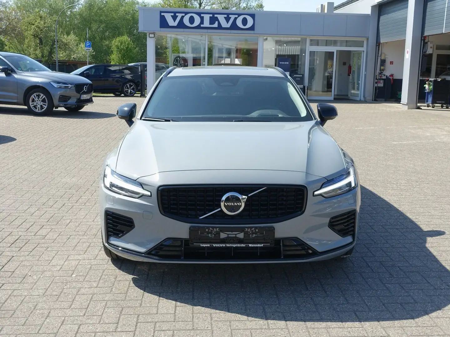 Volvo V60 Ultra T6 AWD Plug-in Hybrid/Pano./360°Cam Grau - 2