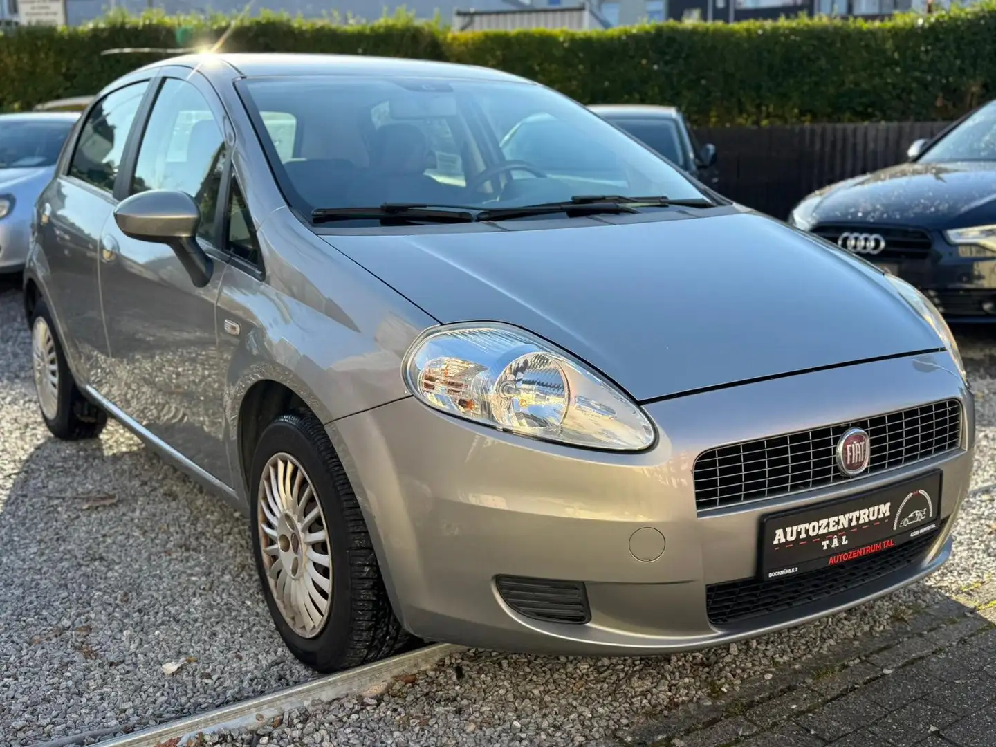 Fiat Grande Punto 1.2 8V Dynamic *TÜV NEU*KLIMA*ZV*5-TRG* Grau - 1