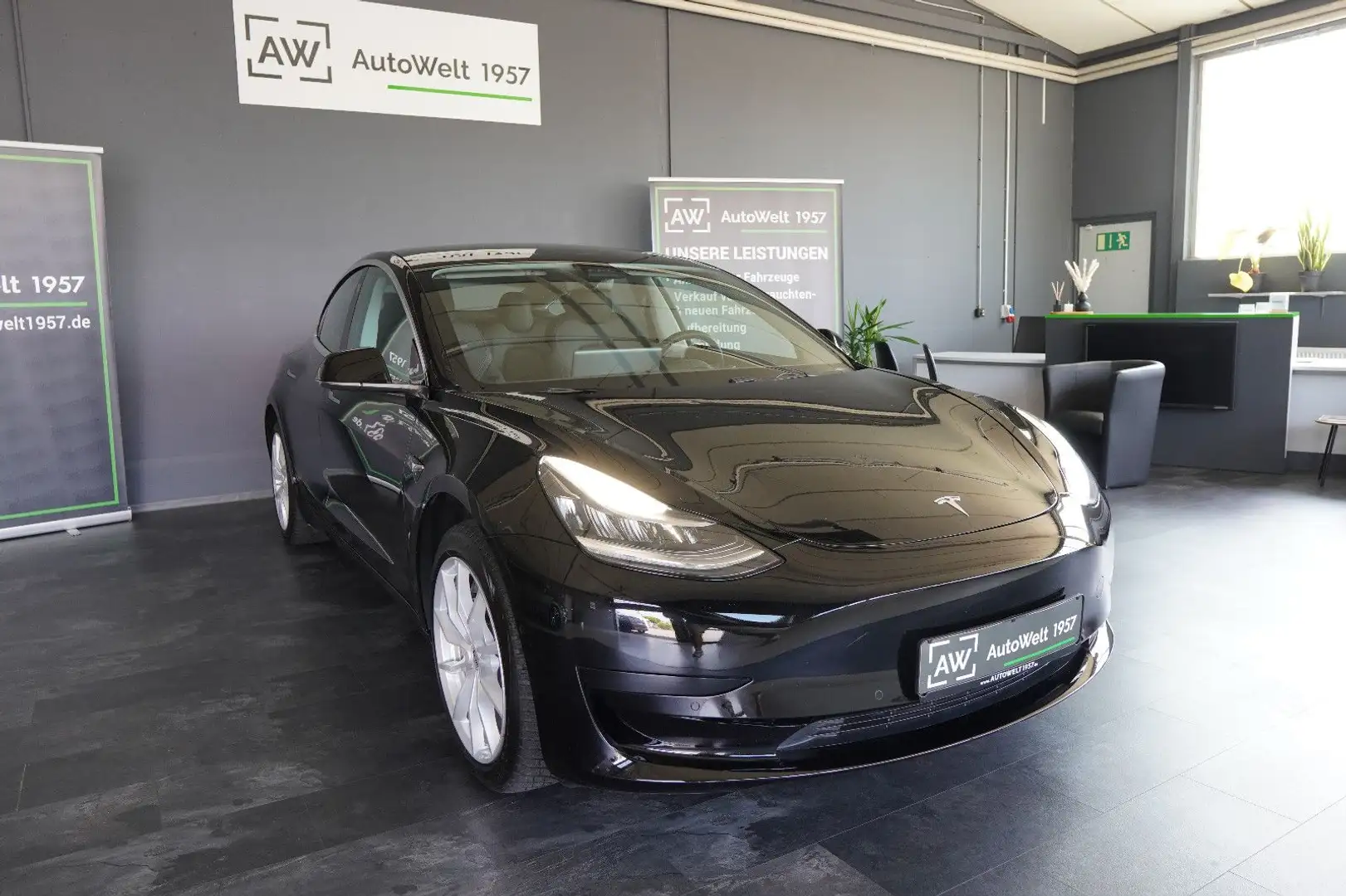 Tesla Model 3 Standard Range Plus RWD Schwarz - 1