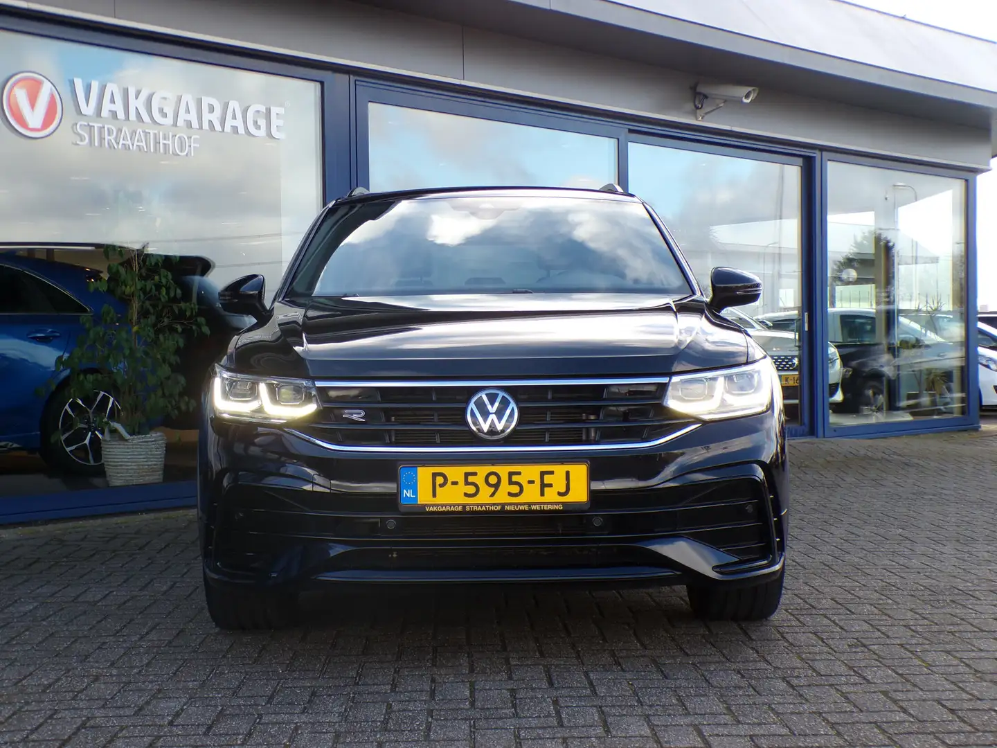 Volkswagen Tiguan 1.5 TSI R-Line Business+, Automaat / Schuifdak / C Zwart - 2