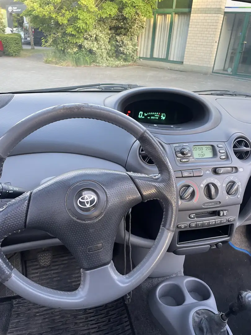 Toyota Yaris 1.0 linea sol - 1