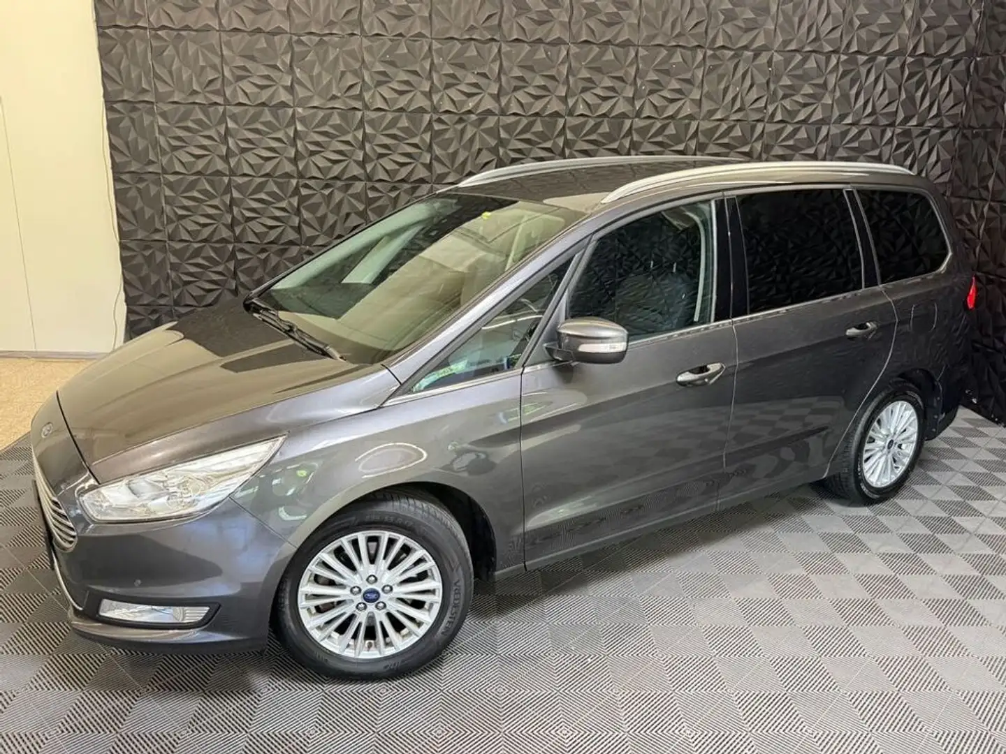 Ford Galaxy 2.0 TDCi EcoBlue Titanium 7 Sitzer Серый - 2