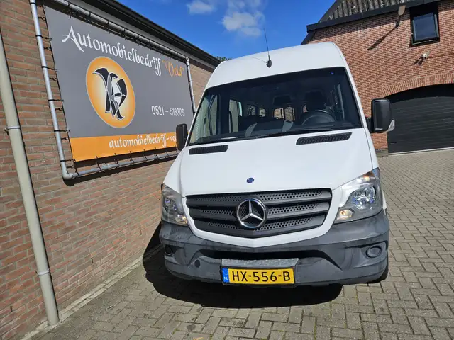 Mercedes-Benz Sprinter view 2