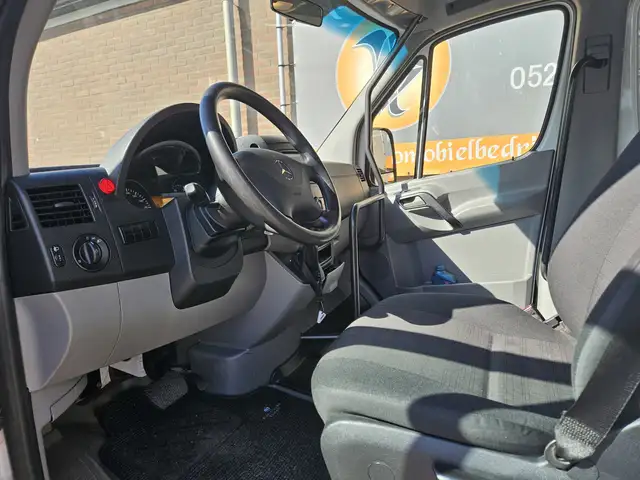 Mercedes-Benz Sprinter view 3