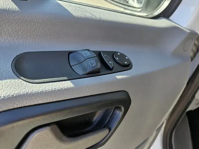 Mercedes-Benz Sprinter view 4