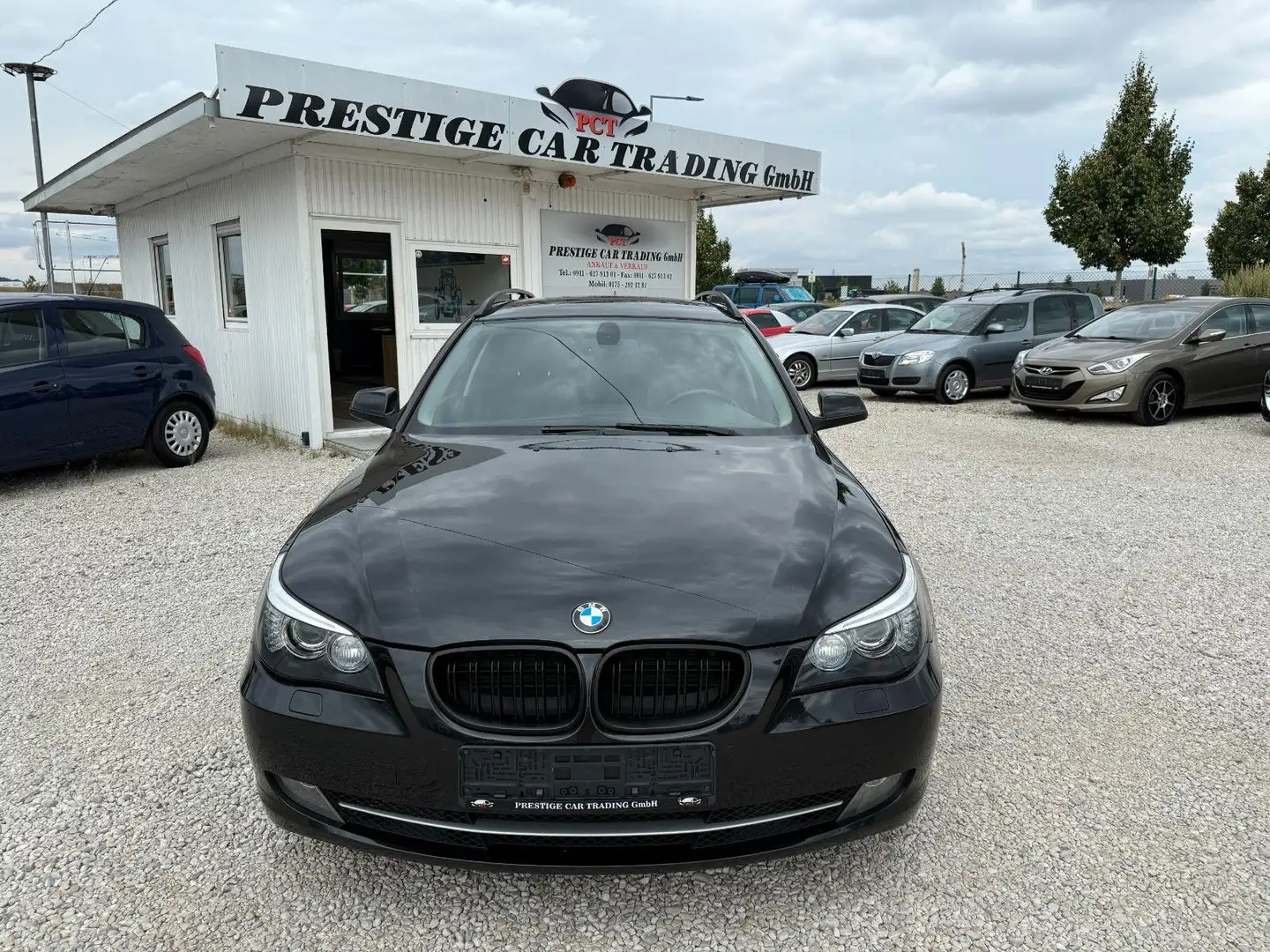 BMW 525 d Touring*PANORAMA*XENON*LEDER*NAVI*AHK* Zwart - 2