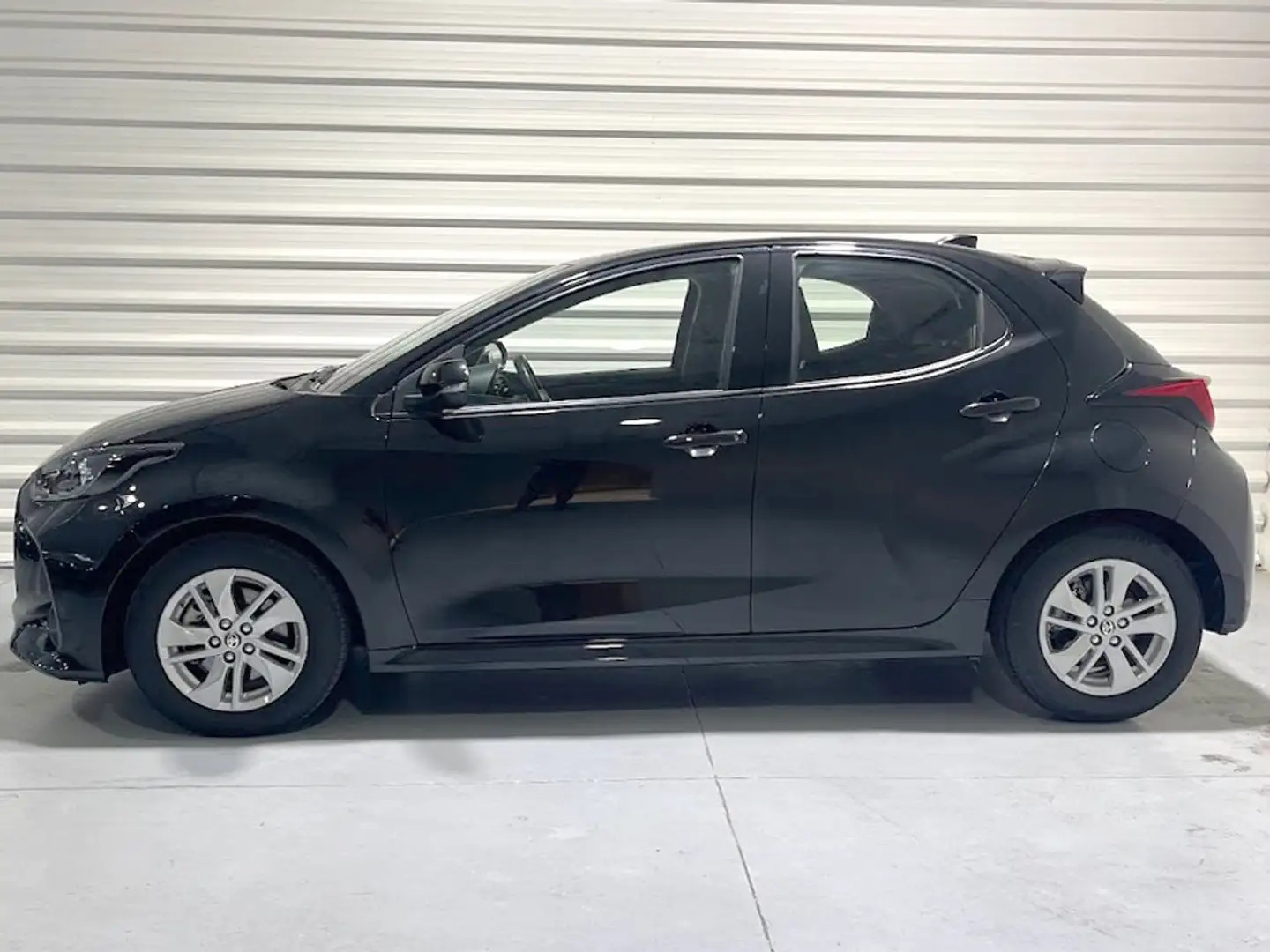 Toyota Yaris 1.5 120H Active Tech Zwart - 2