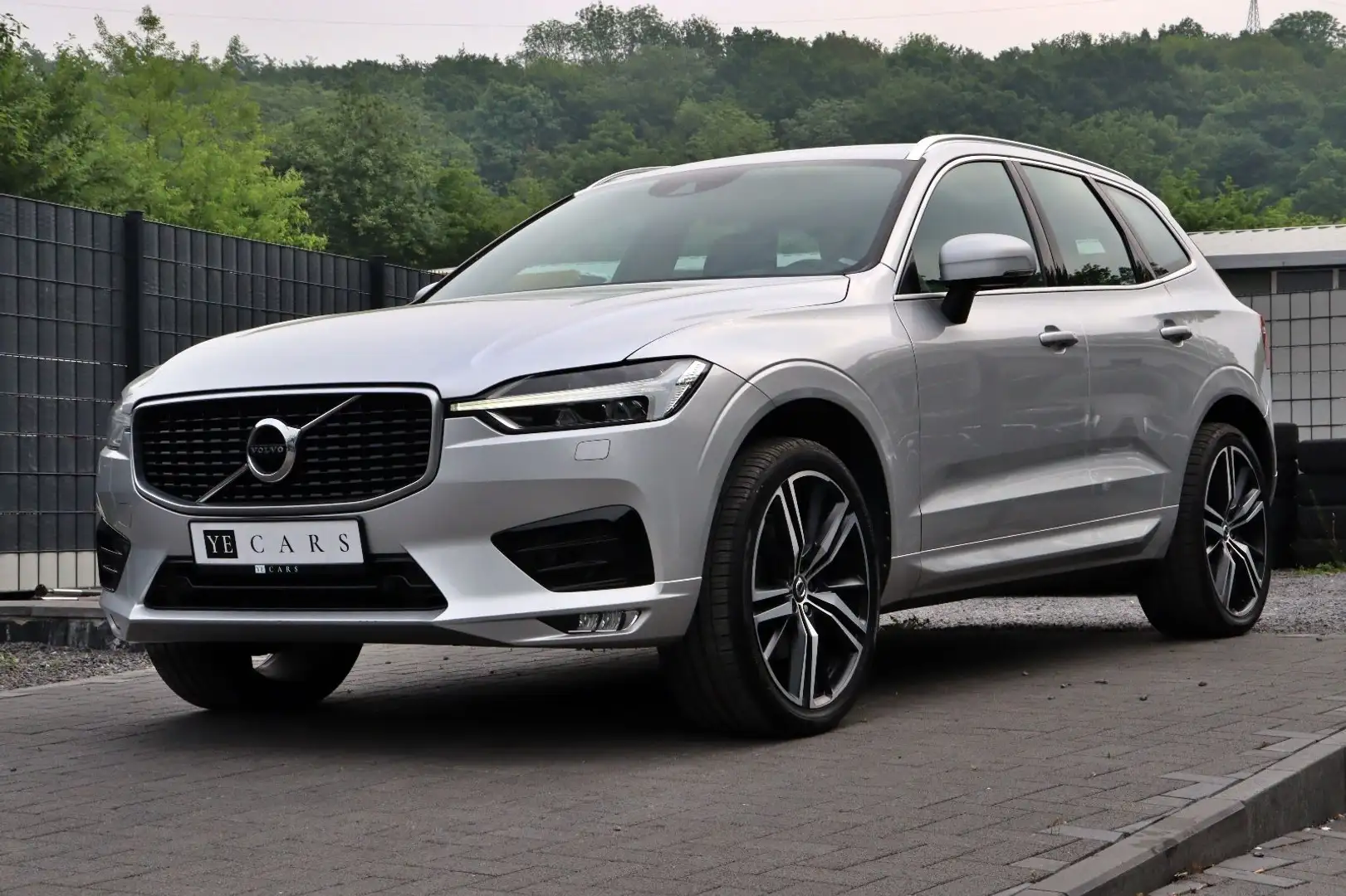 Volvo XC60 R Design 2WD *STANDH.*CAR-PLAY*21"*MEMORY* Silber - 1