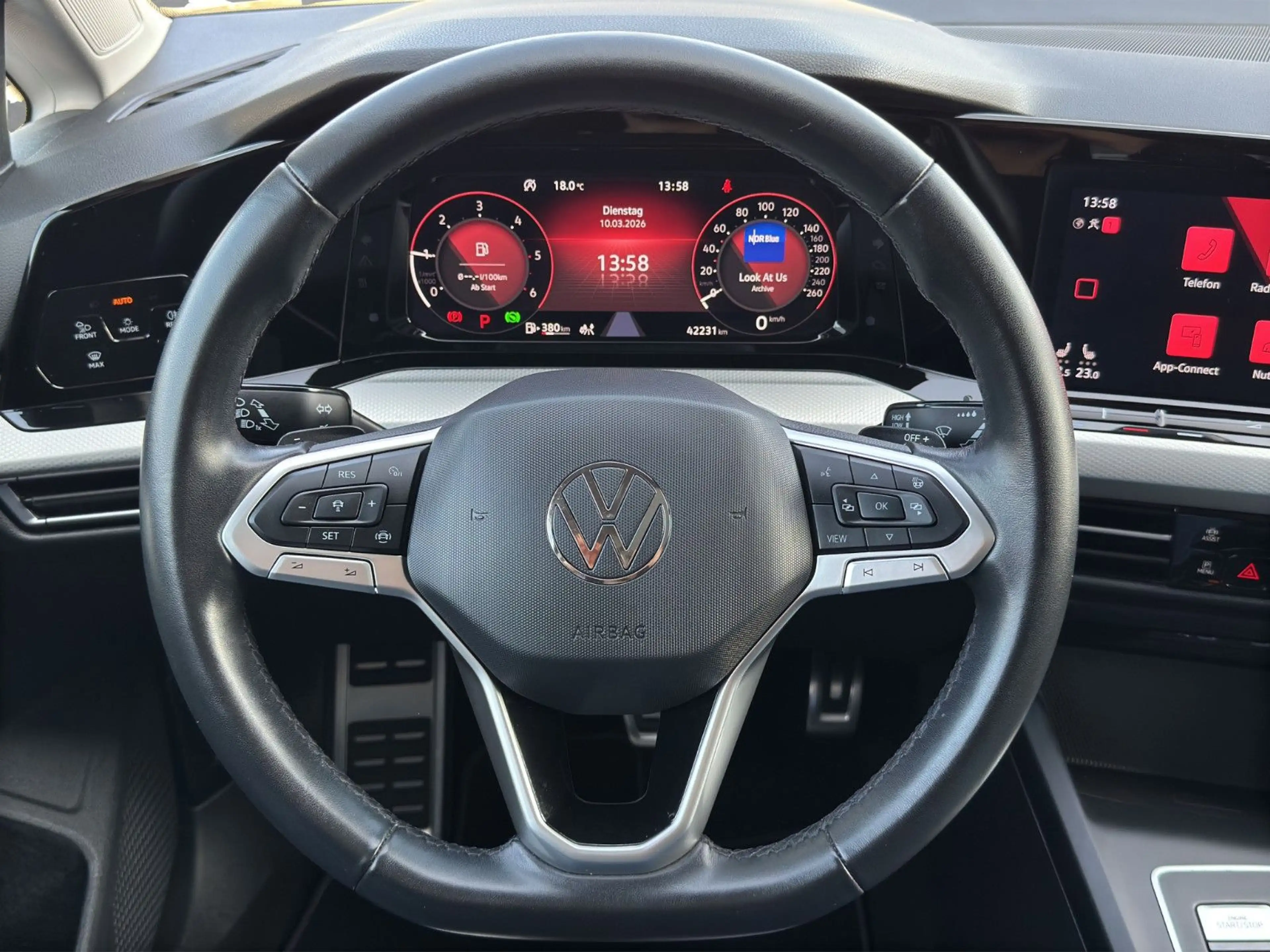 Volkswagen Golf VIII 2.0 TDI Move DSG Navi Pano Kamera ACC — photo 13
