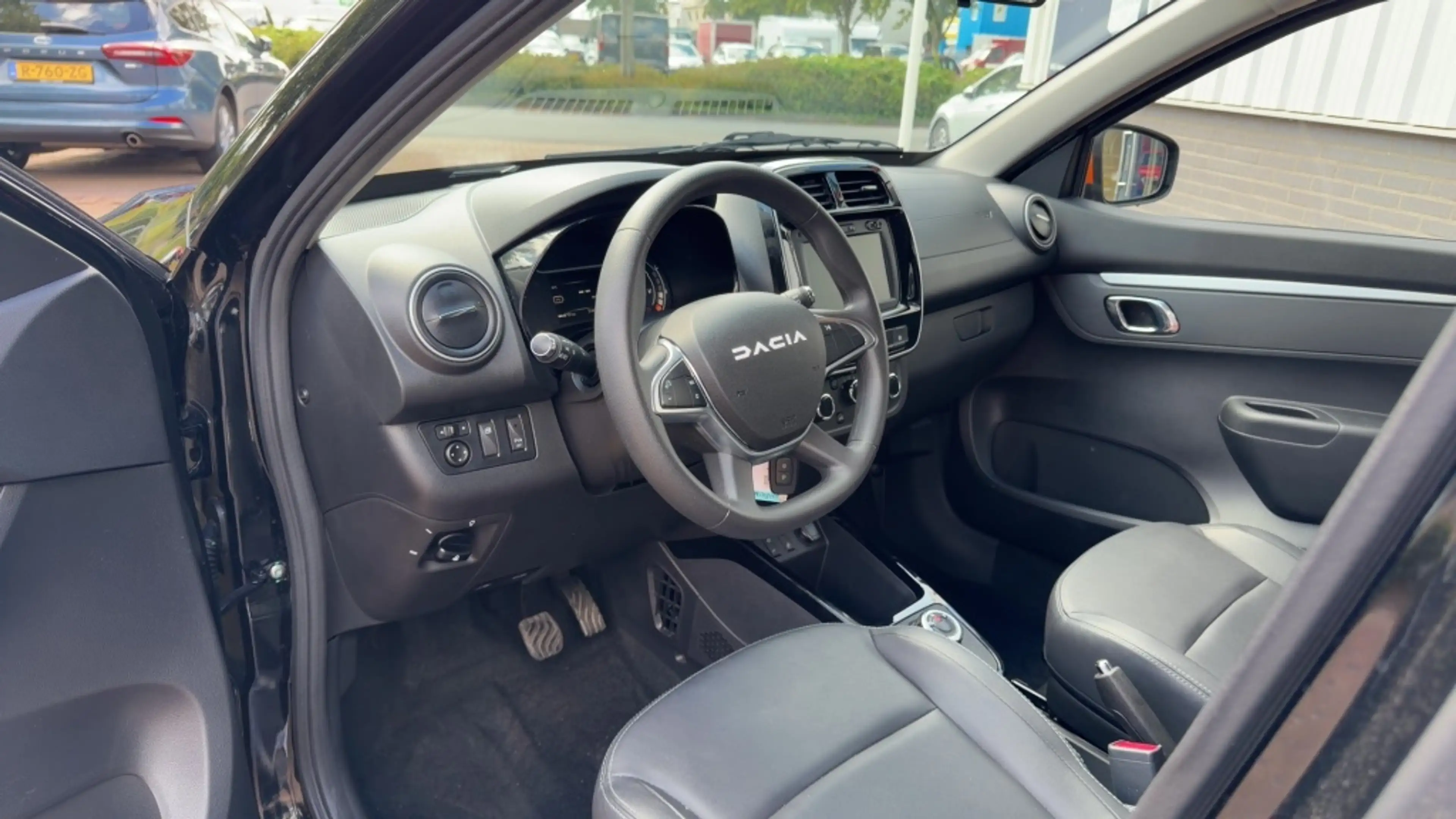 Dacia Spring Expression — photo 17
