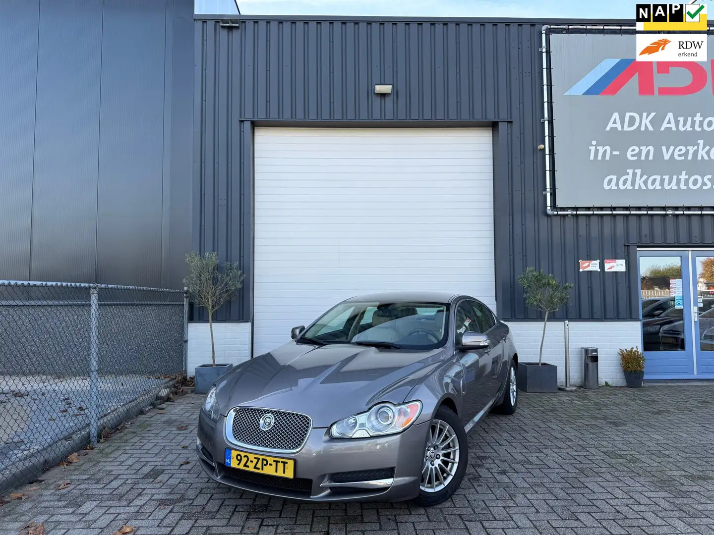 Jaguar XF 3.0 V6 Luxury LEDER/AUTOMAAT/PDC/YOUNGTIMER Grijs - 1