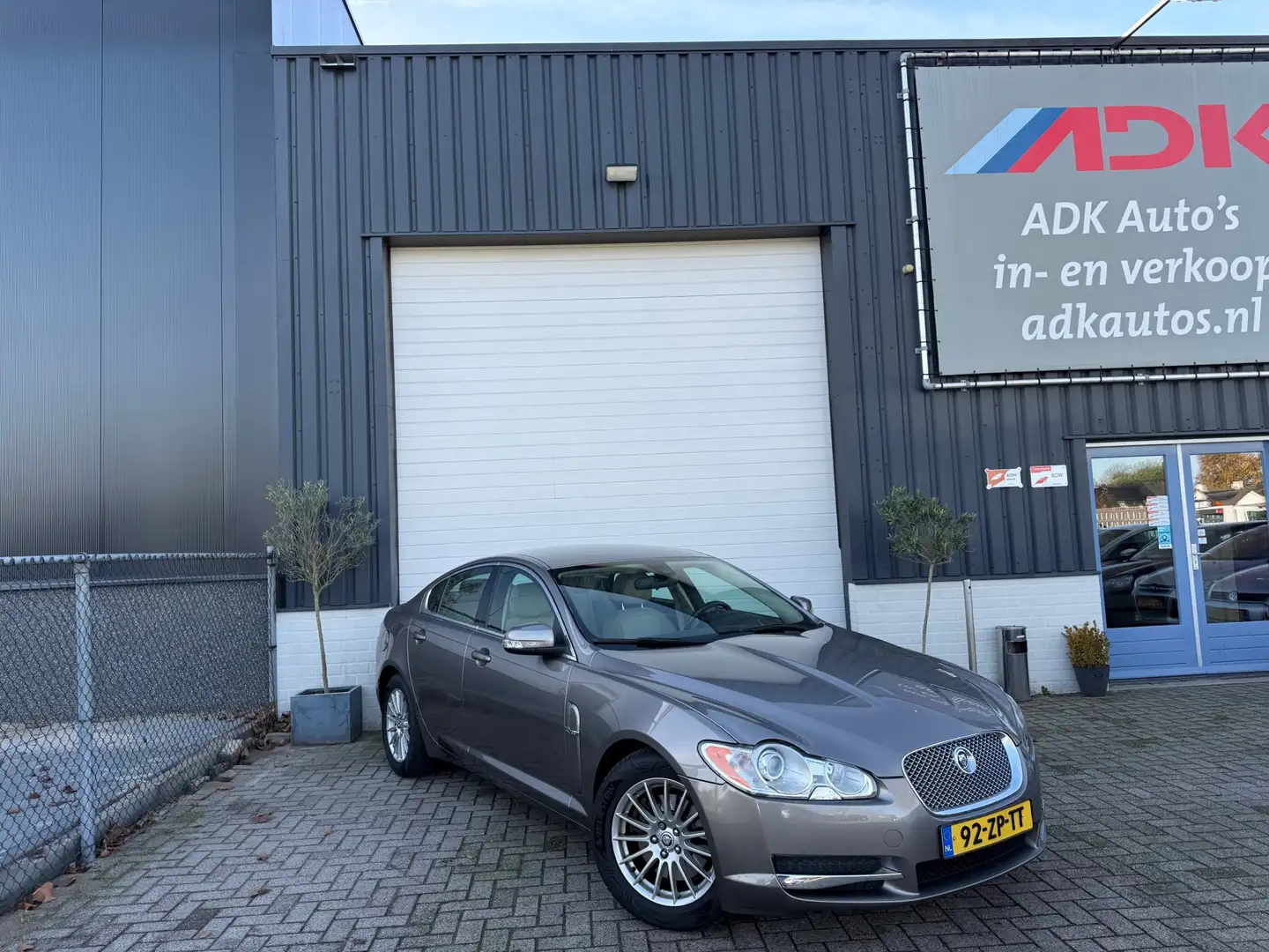 Jaguar XF 3.0 V6 Luxury LEDER/AUTOMAAT/PDC/YOUNGTIMER Grijs - 2