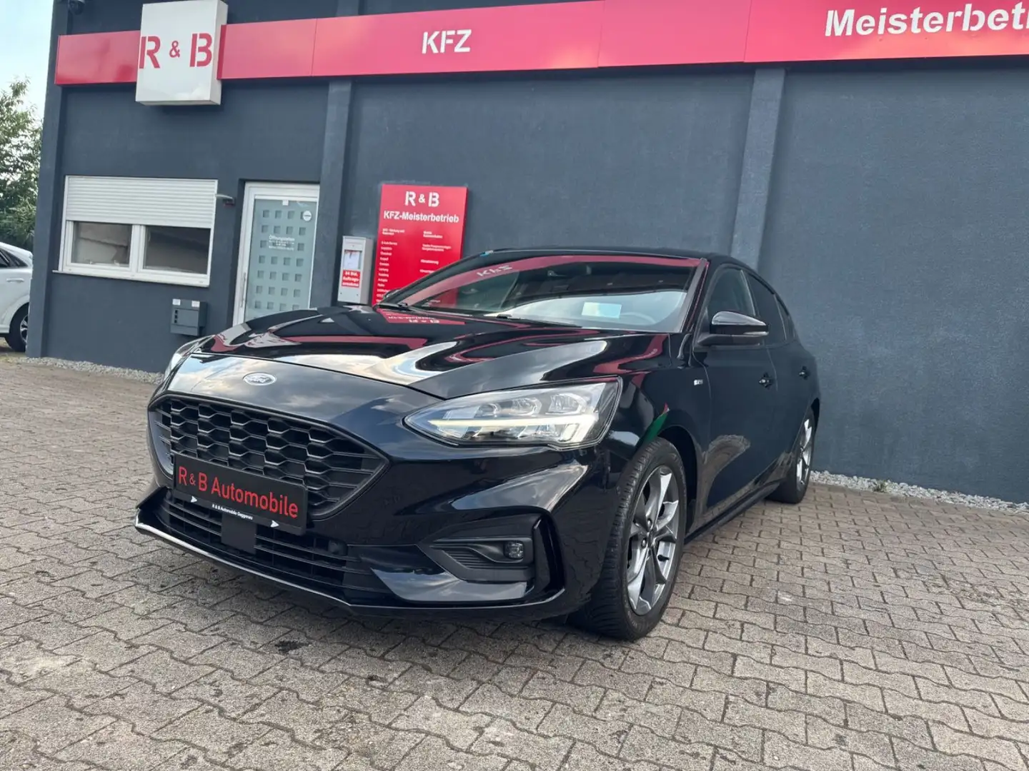 Ford Focus Lim. ST-Line*HD*RFK*LED*NAVI*Parkpilot*KF* Zwart - 1