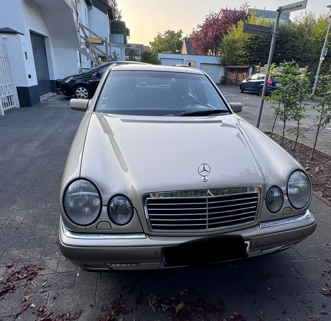 Mercedes-Benz E 280 Mercedes-Benz E 280 4MATIC Bronze - 1