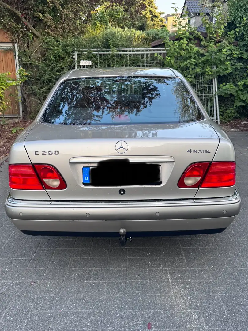 Mercedes-Benz E 280 Mercedes-Benz E 280 4MATIC Bronze - 2