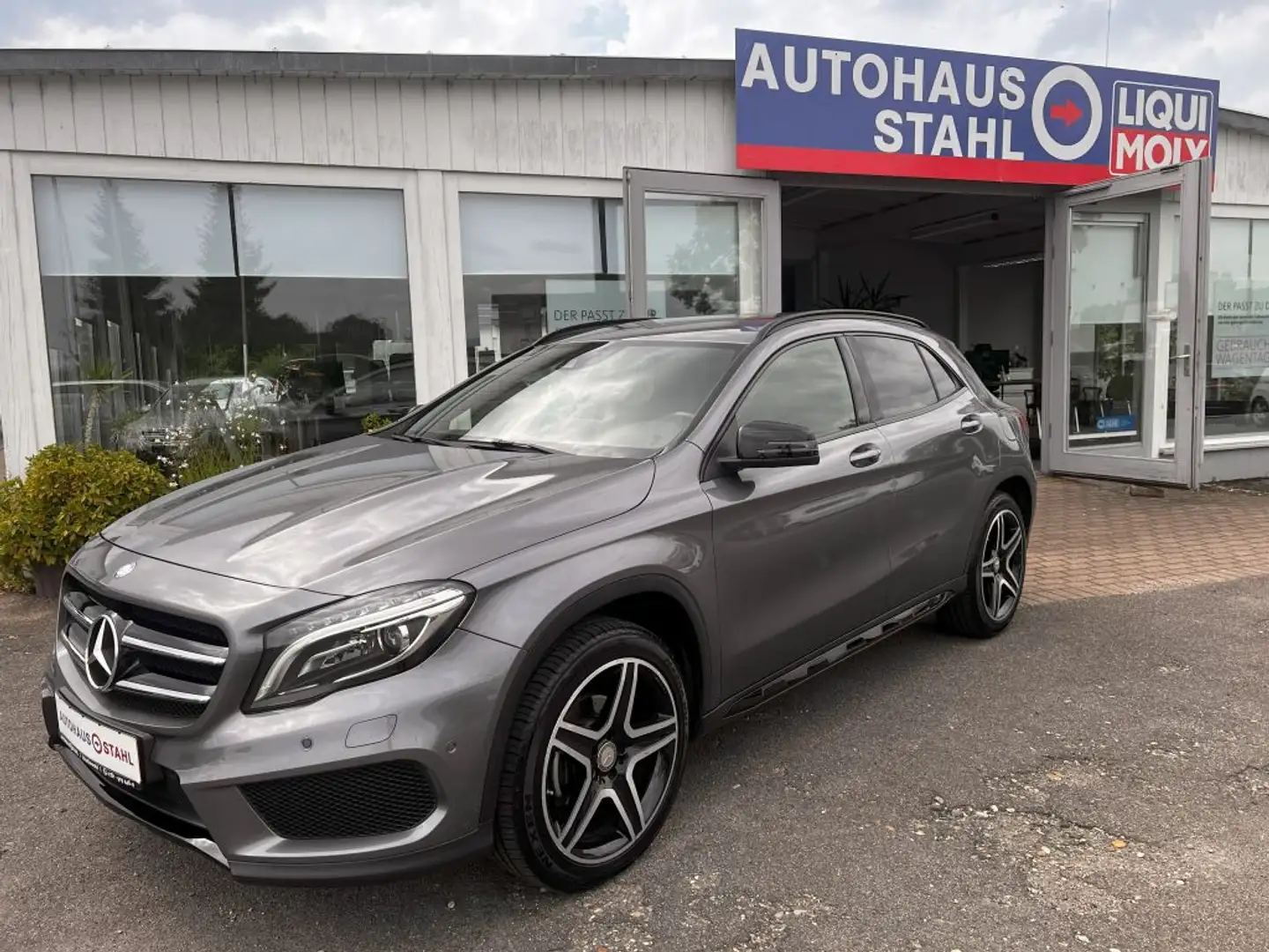 Mercedes-Benz GLA 200 7G-DCT AMG Line Gris - 1