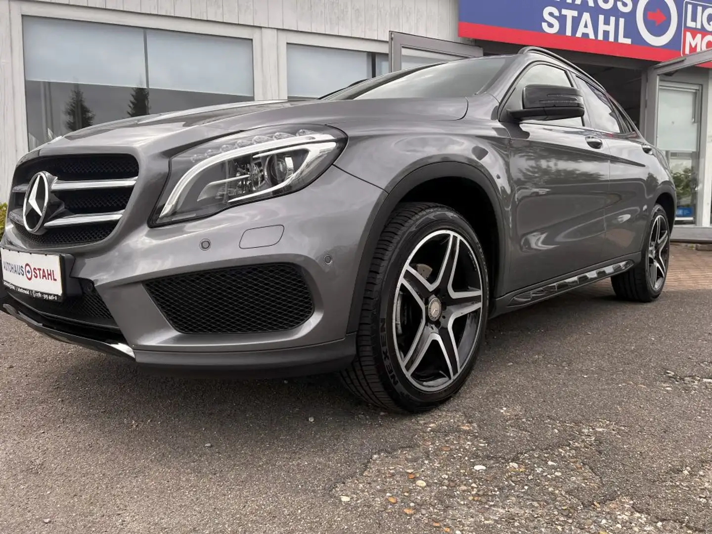 Mercedes-Benz GLA 200 7G-DCT AMG Line Grau - 2