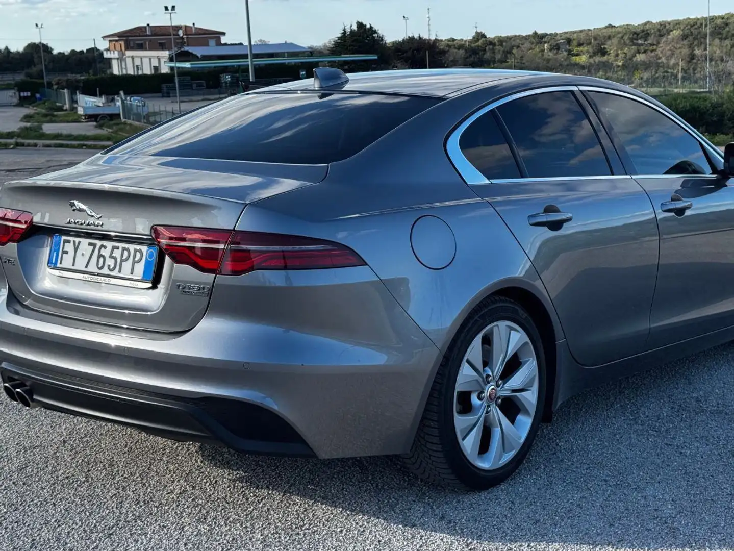 Jaguar XE XE 2.0d i4 R-Dynamic S awd 180cv auto Grigio - 2