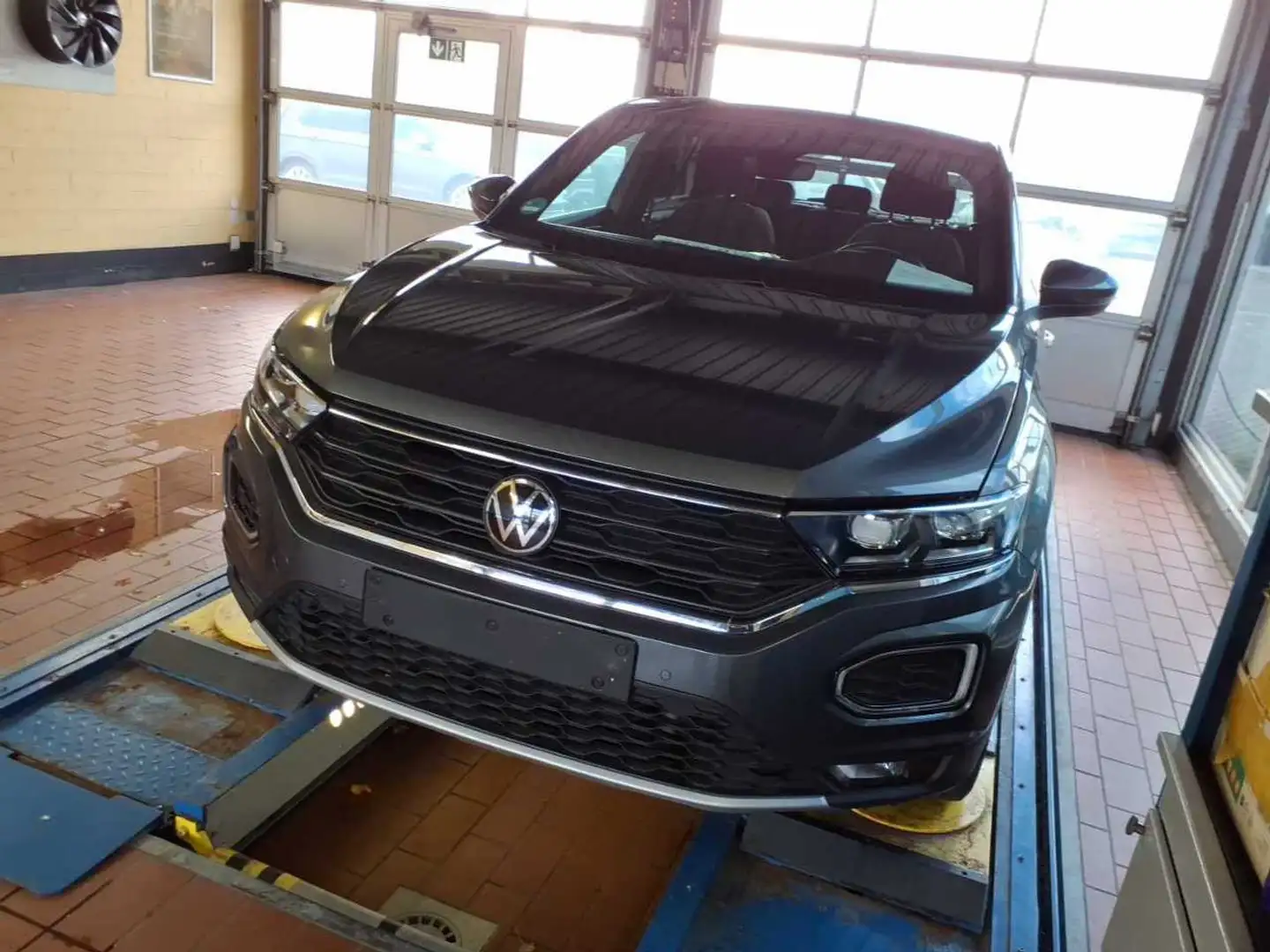 Volkswagen T-Roc Sport 1.5 TSI DSG / Sportf., LED, ACC, AHK Grau - 2