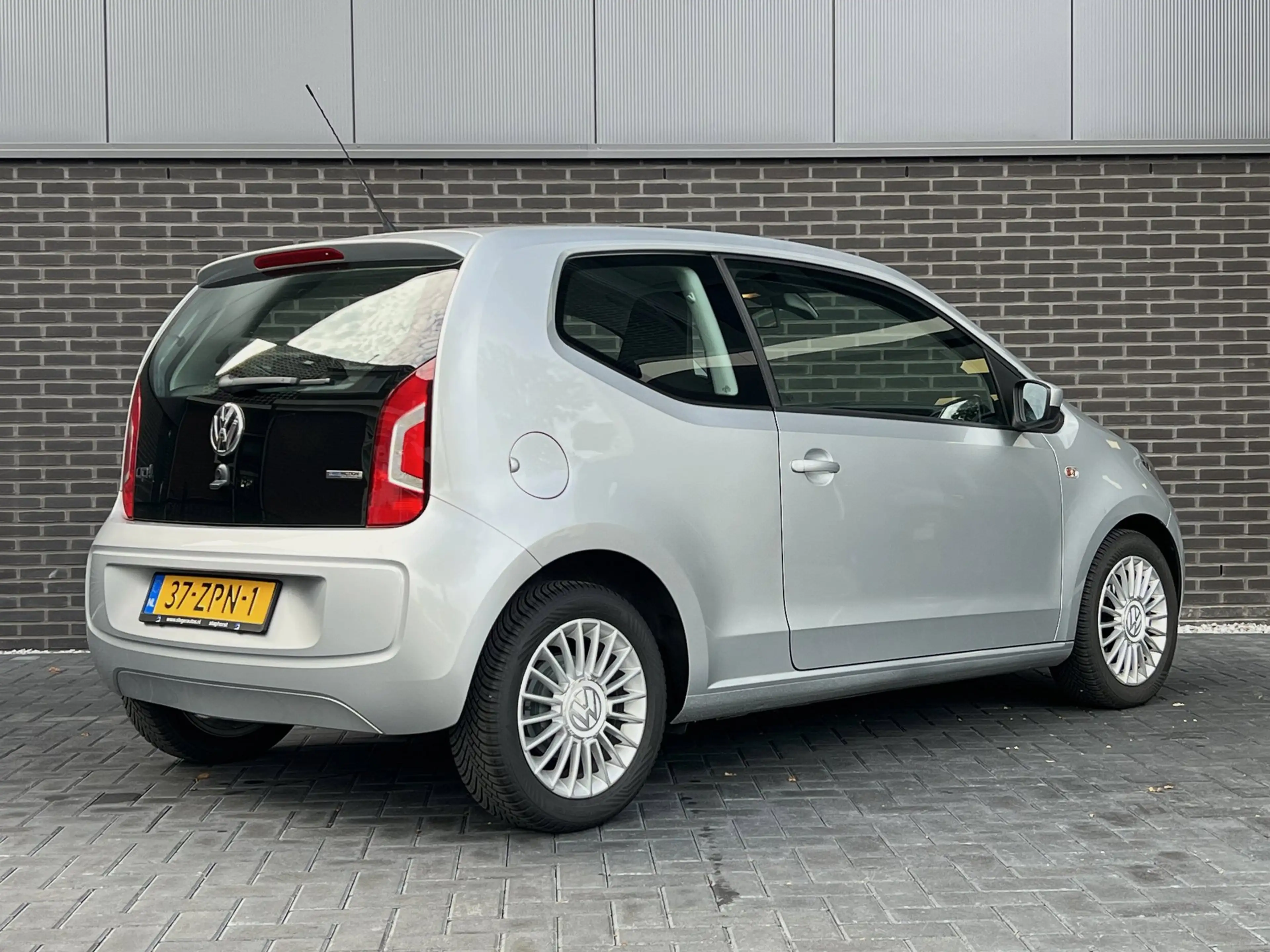 Volkswagen up! 1.0 high up! BlueMotion — photo 2
