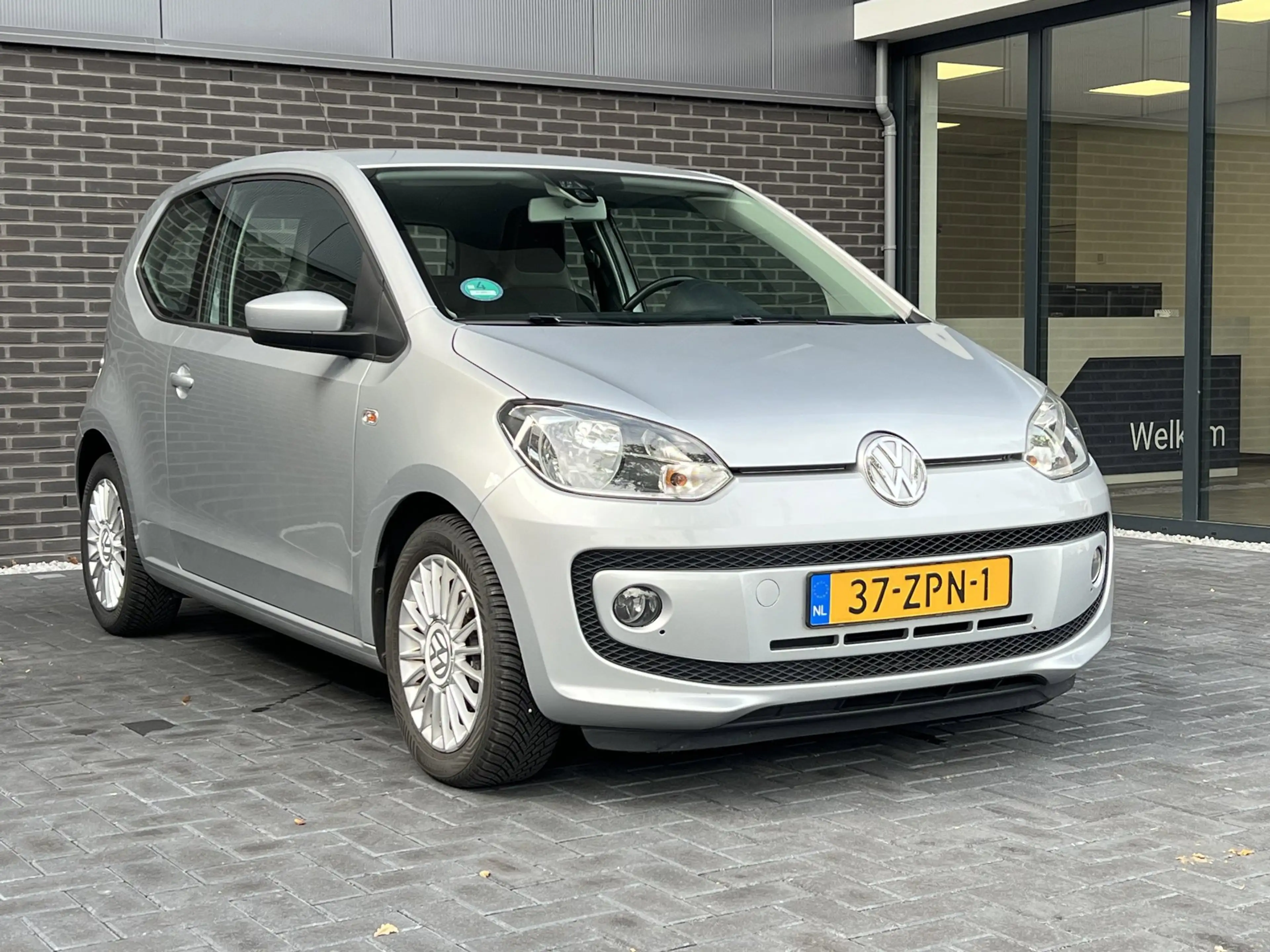 Volkswagen up! 1.0 high up! BlueMotion — photo 9