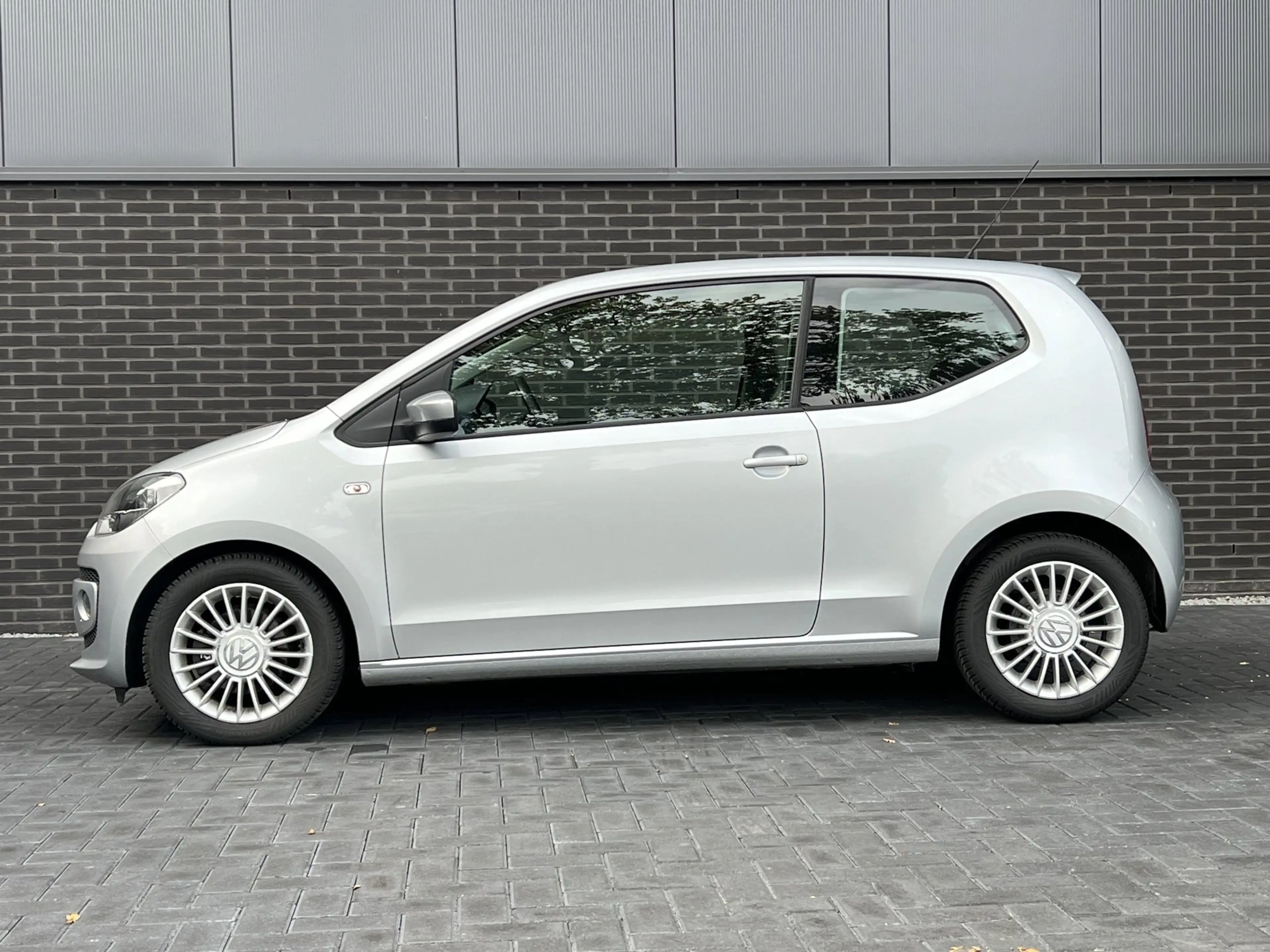 Volkswagen up! 1.0 high up! BlueMotion — photo 11