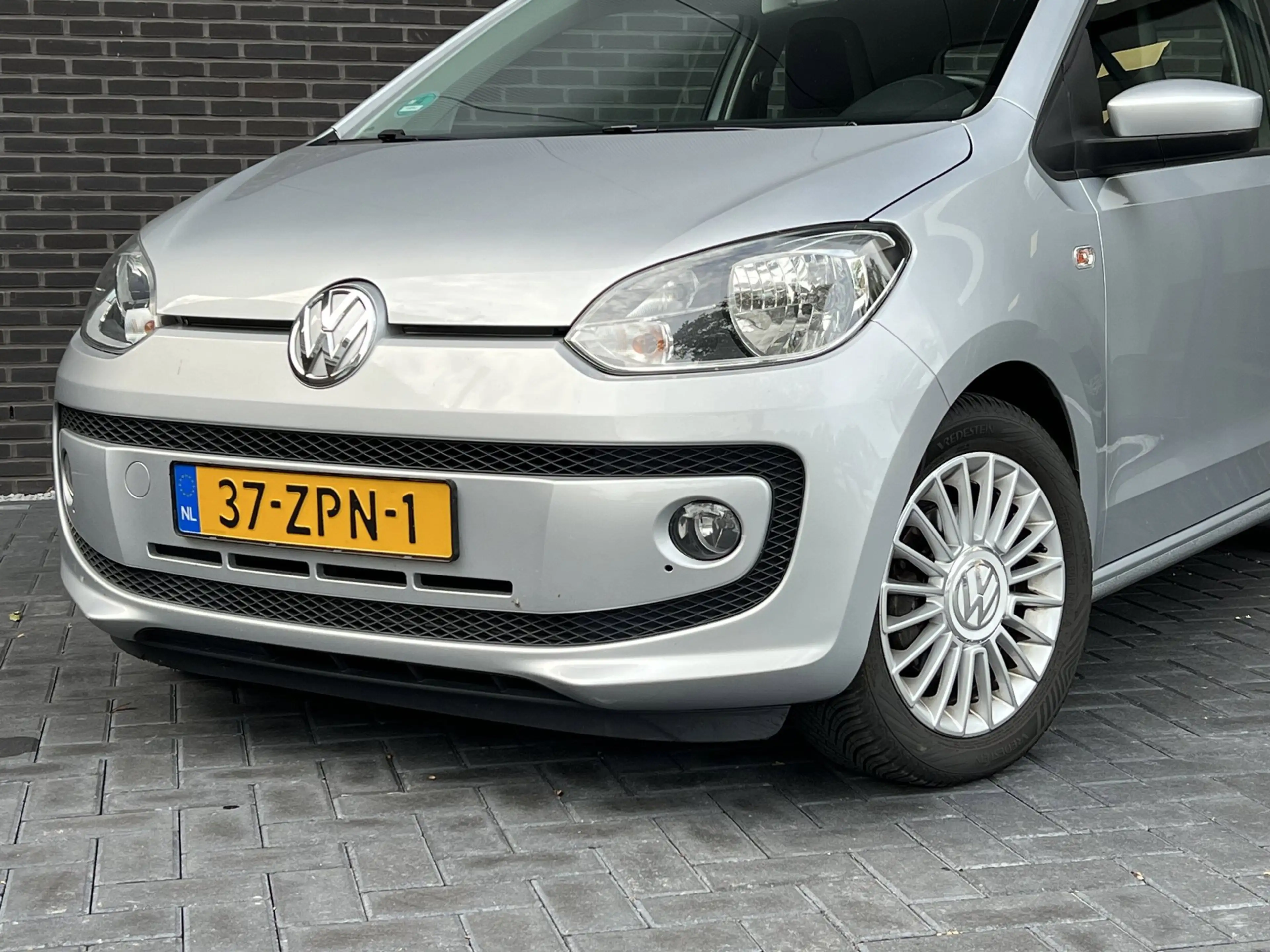 Volkswagen up! 1.0 high up! BlueMotion — photo 12
