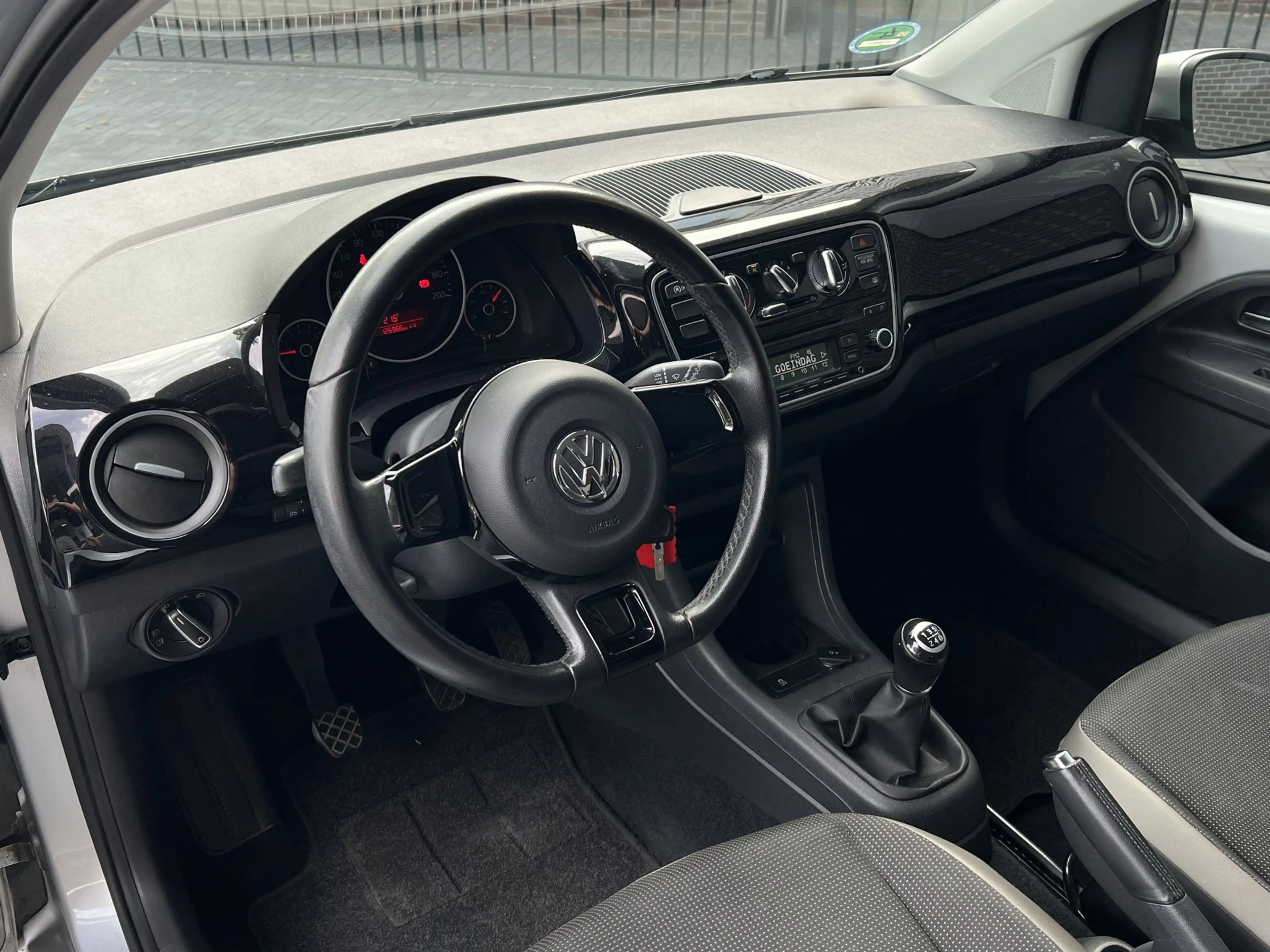 Volkswagen up! 1.0 high up! BlueMotion — photo 5