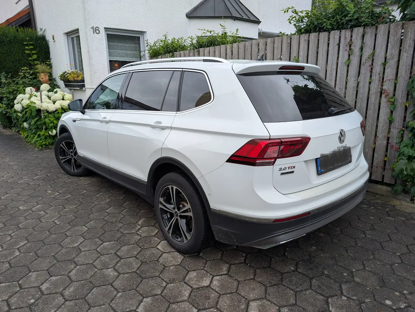 Volkswagen Tiguan Allspace 2.0 TDI SCR 4Motion DSG mit allen techn. Extras Alb - 2