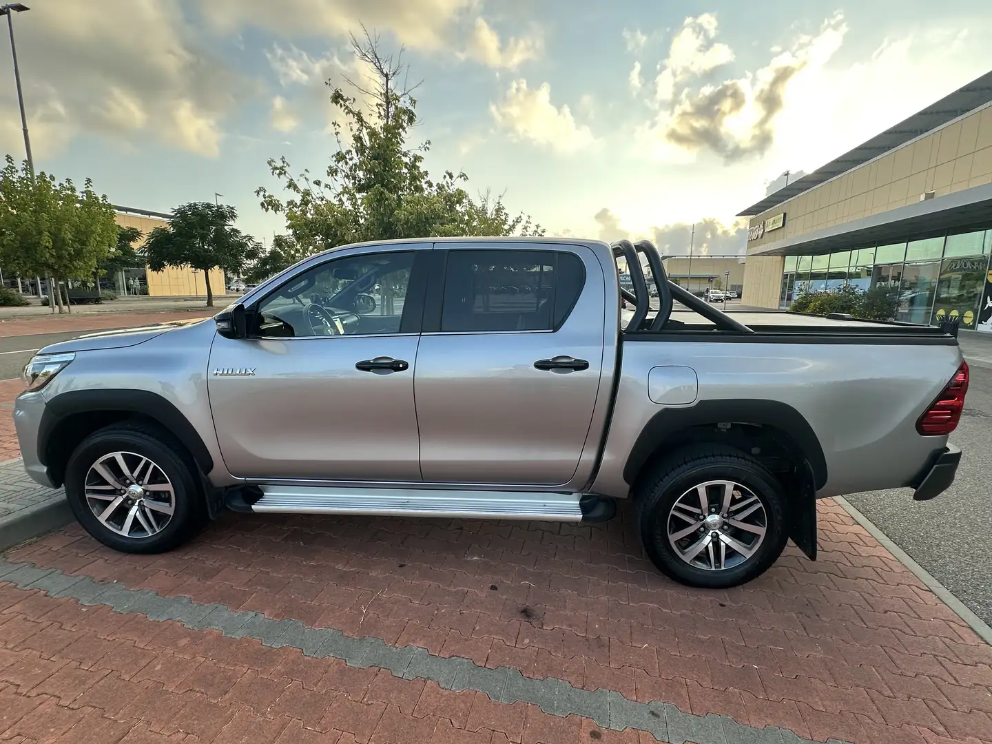 Toyota Hilux 2.4 d-4d double cab Executive 4wd - 2