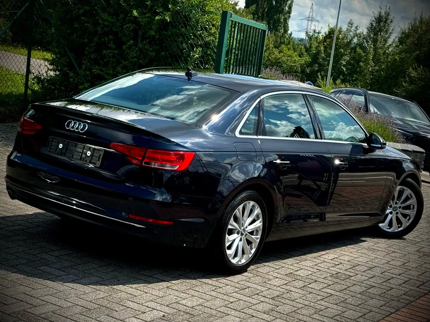 Audi A4 2.0 TDi ultra Design Blauw - 2