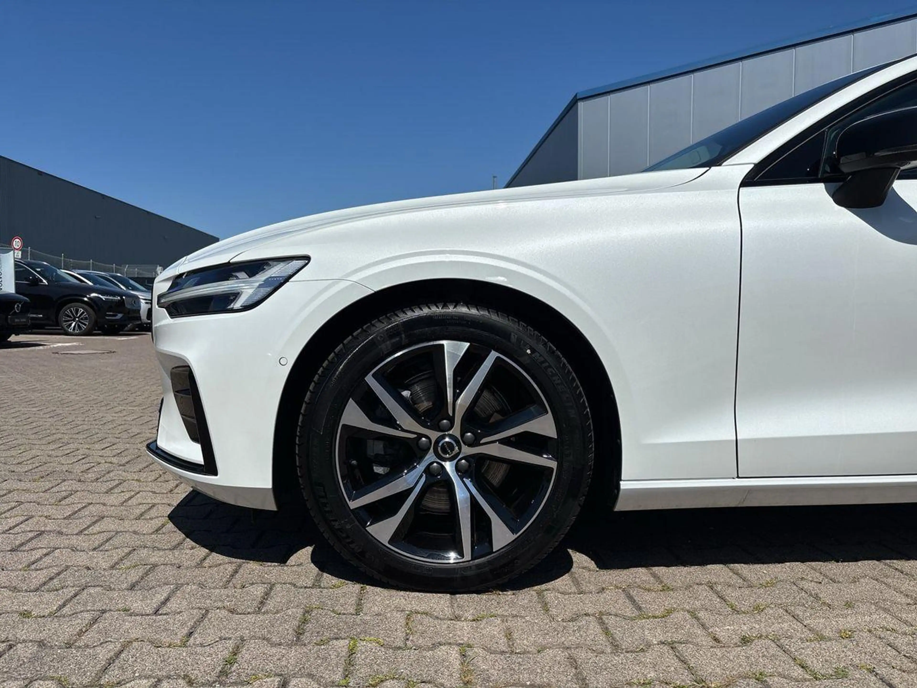 Volvo V60 B4 FWD Plus Dark 360° 4xSHZ ACC CAM HUD H/K — photo 9