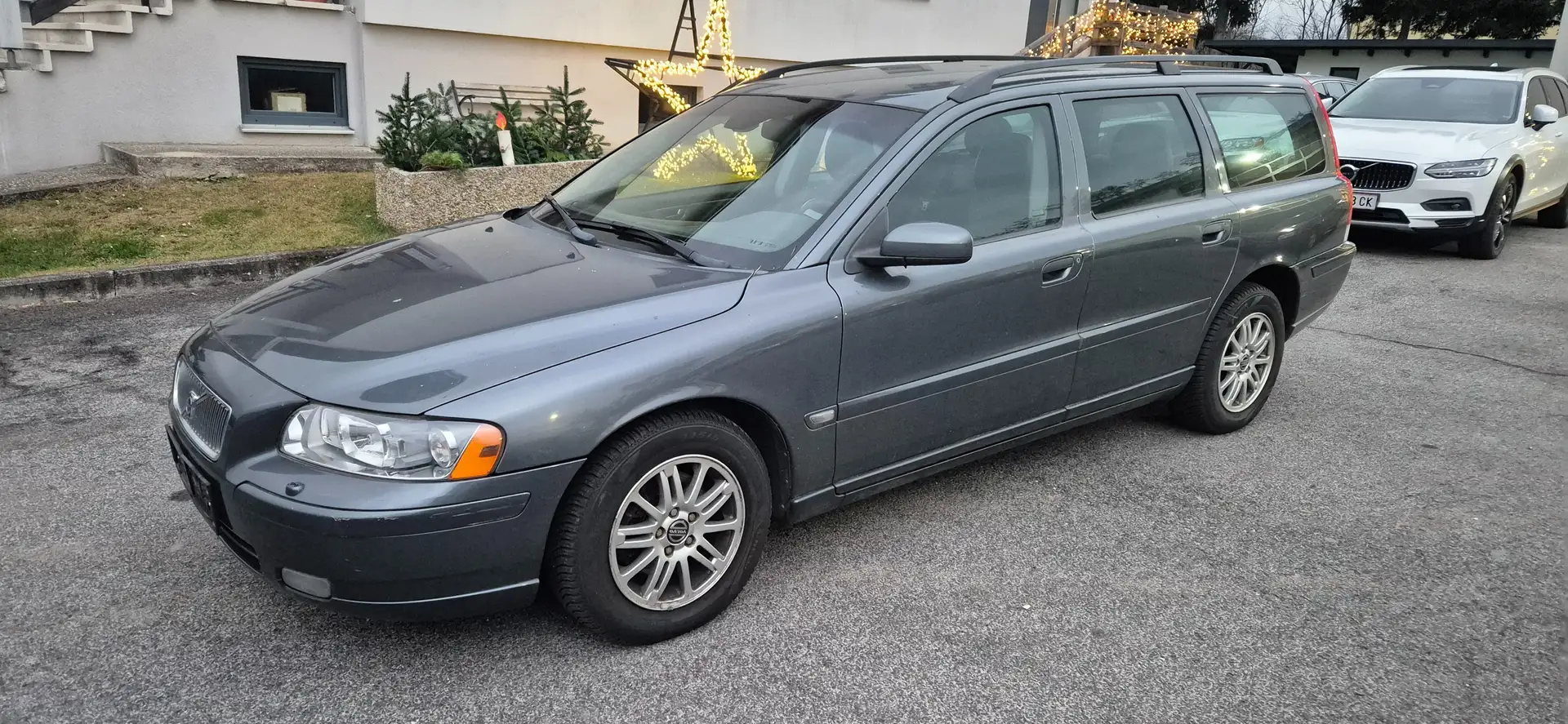 Volvo V70 V70 2,4 Momentum Aut. Grau - 1