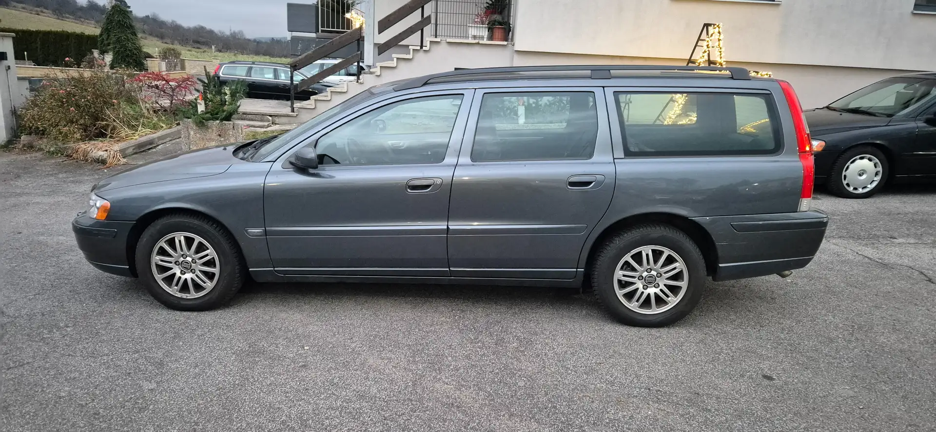Volvo V70 V70 2,4 Momentum Aut. Grau - 2