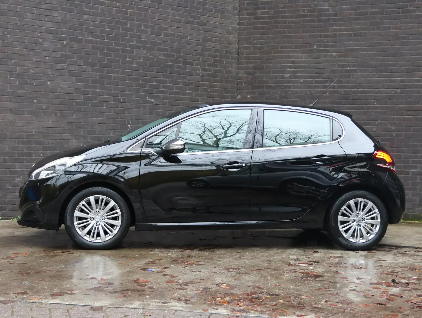 Peugeot 208 Allure 82pk | Panoramadak | Achteruitrijcamera | N Zwart - 2