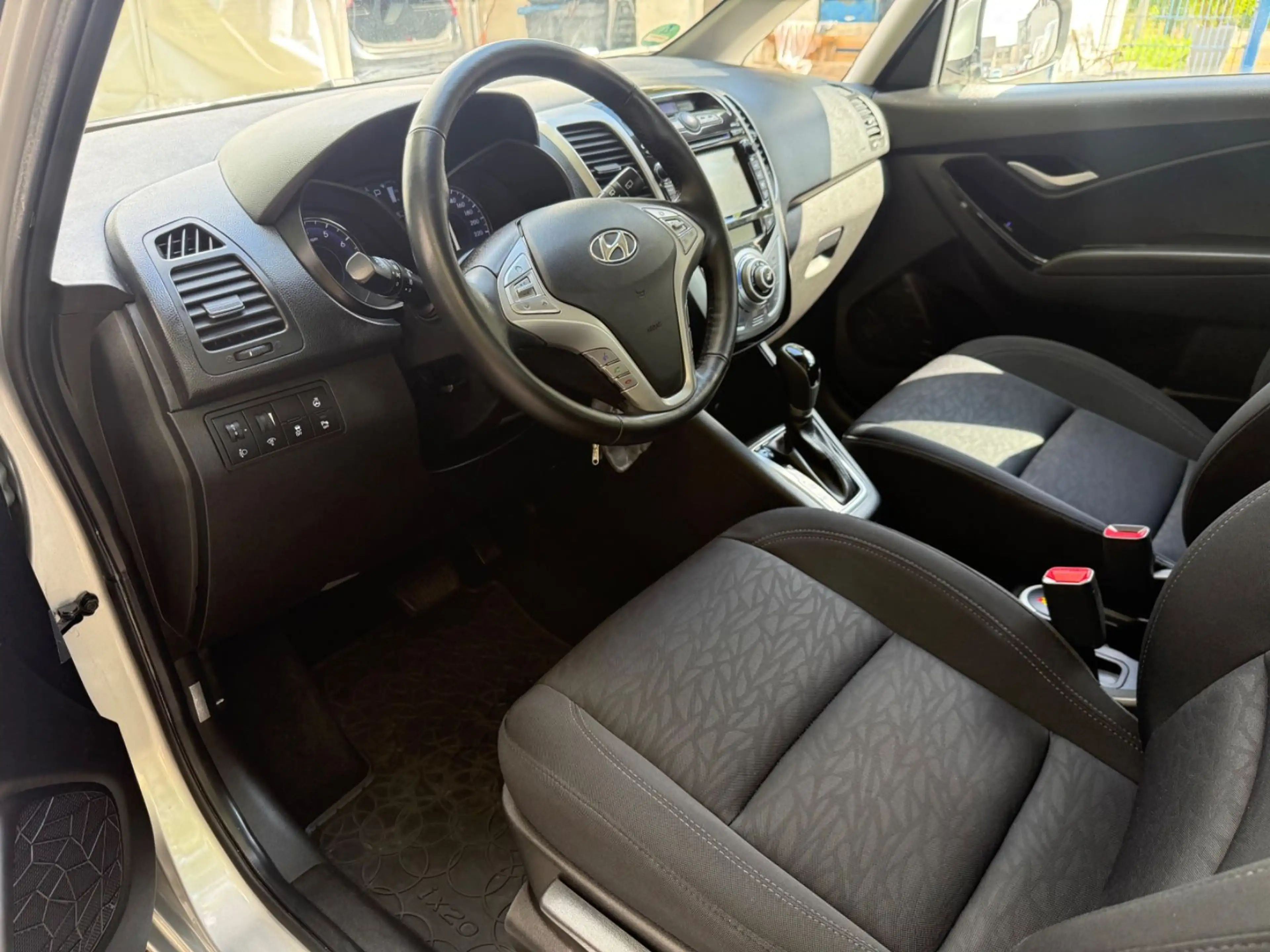 Hyundai iX20 Trend  LPG Gas Automatik Navi Kamera — photo 9