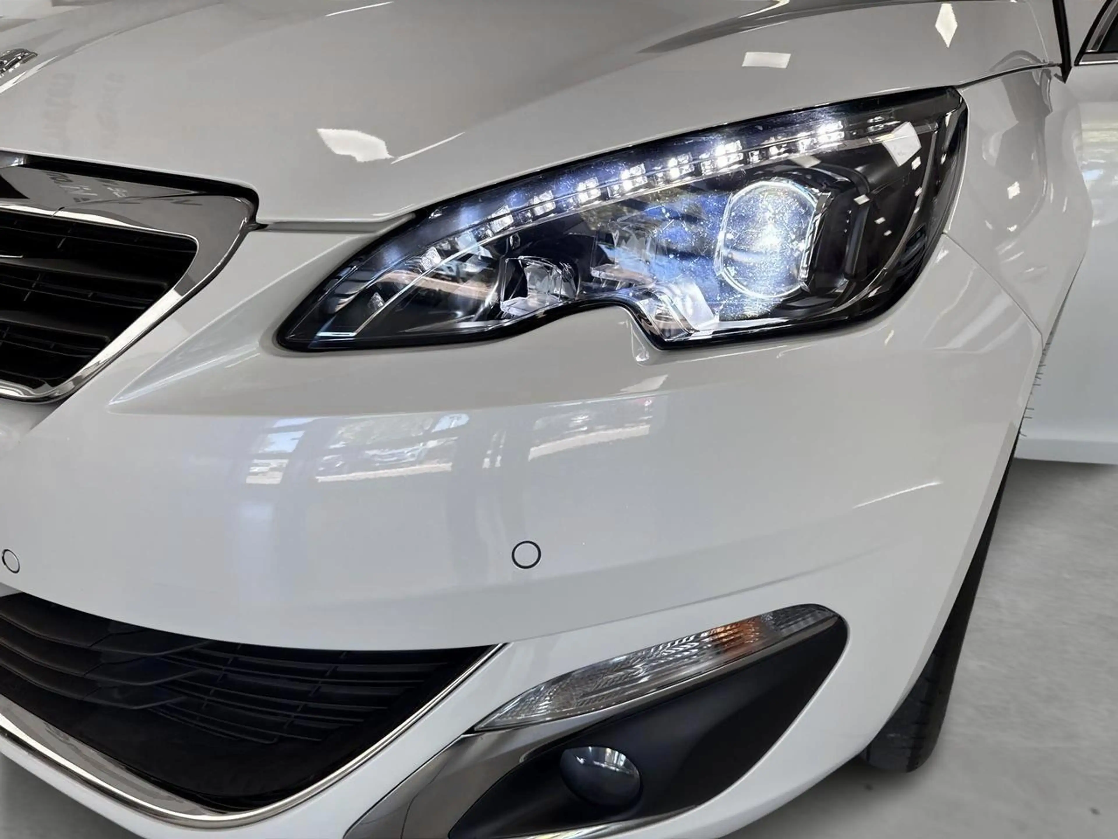 Peugeot 308 SW 1.2 PureTech 96kW s/s Aut. Allure — photo 13