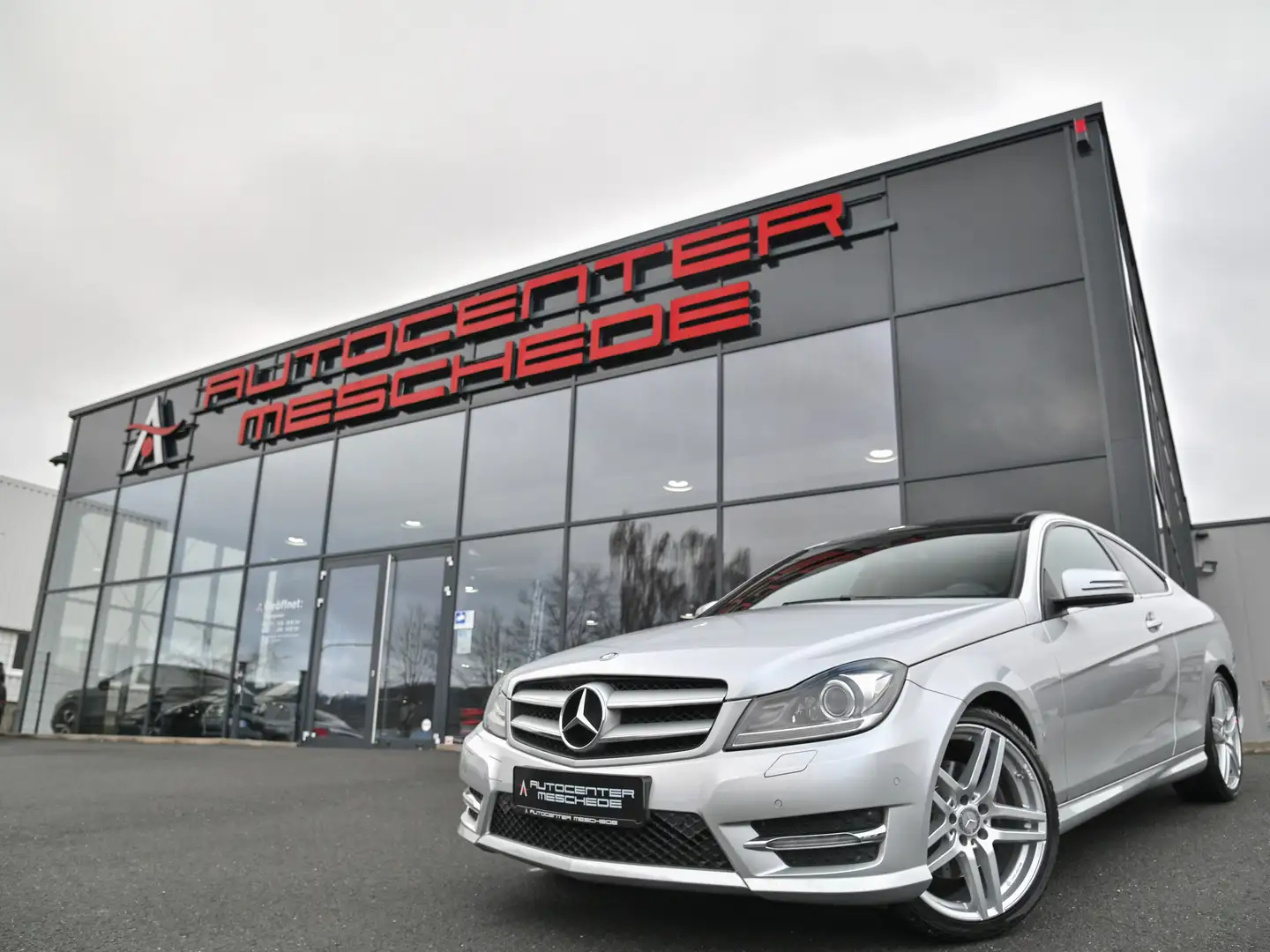 Mercedes-Benz C 350 CGI Coupe AMG Line Vollleder* COMAND* Pano Plateado - 1