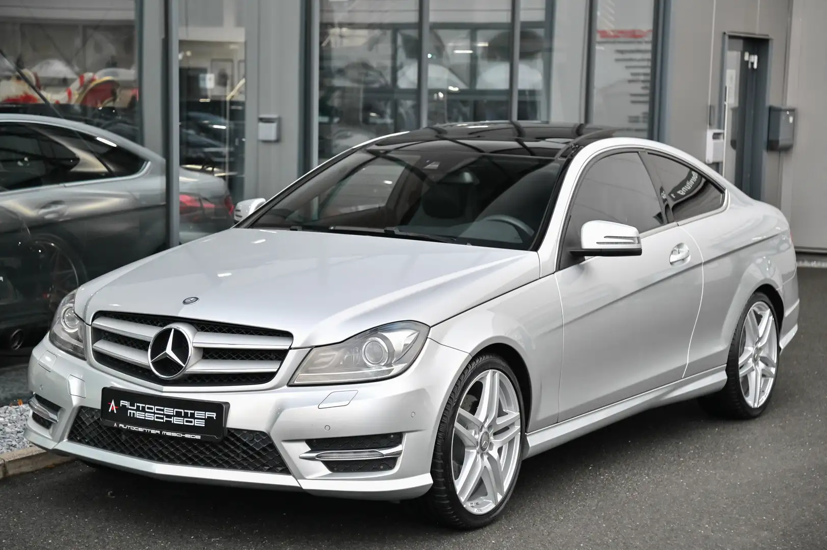 Mercedes-Benz C 350 CGI Coupe AMG Line Vollleder* COMAND* Pano Plateado - 2