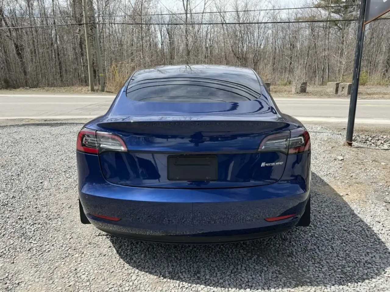 Tesla Model 3 снимка Tesla Model 3