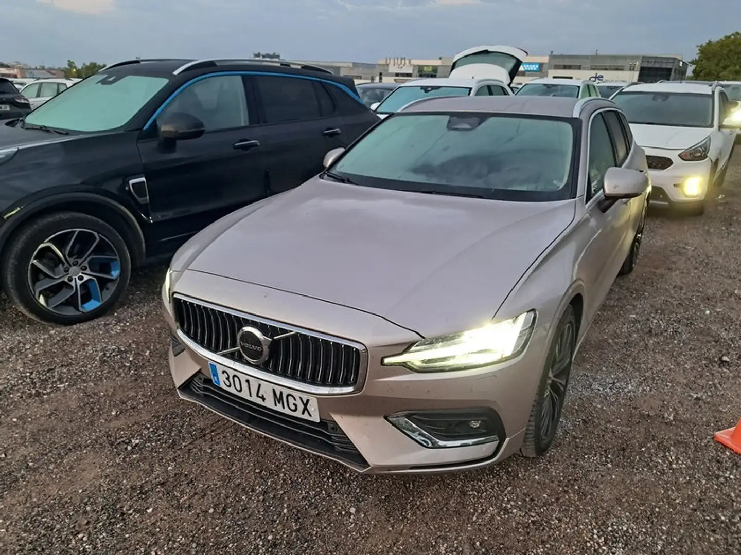 Volvo V60 2.0 B4 (D) Plus Dark Auto - 1