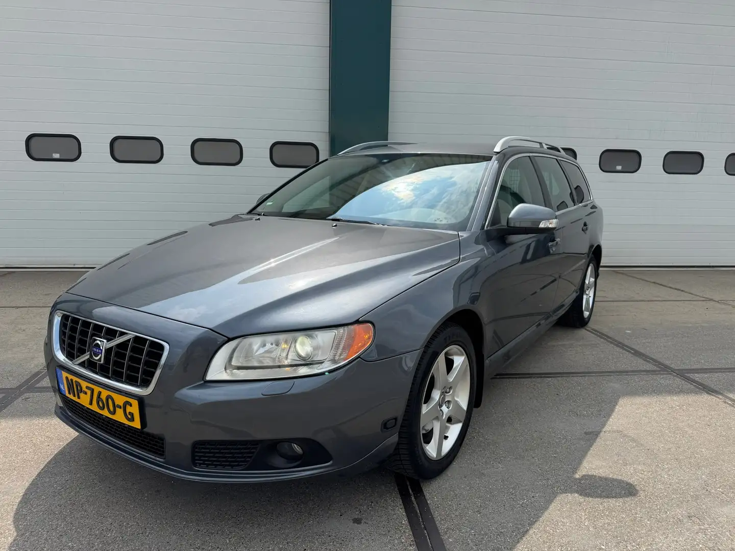 Volvo V70 2.0F Summum Сірий - 1