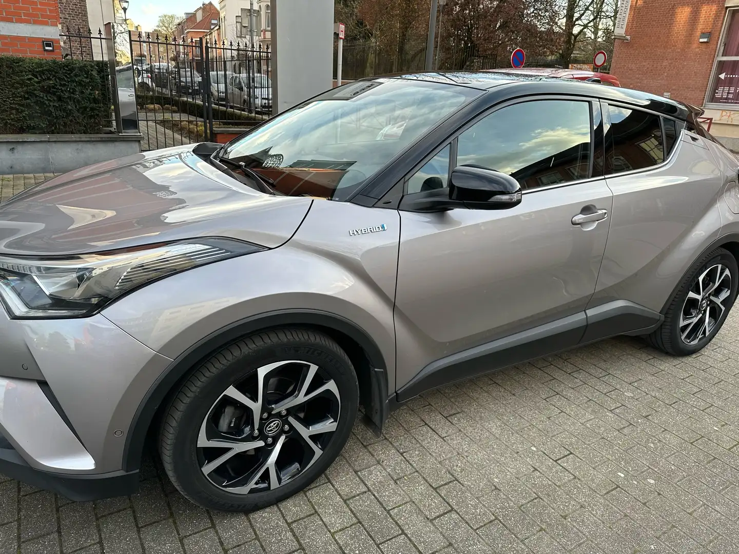 Toyota C-HR 1.8i VVT-i Hybrid C-Business Plus E-CVT Grijs - 2